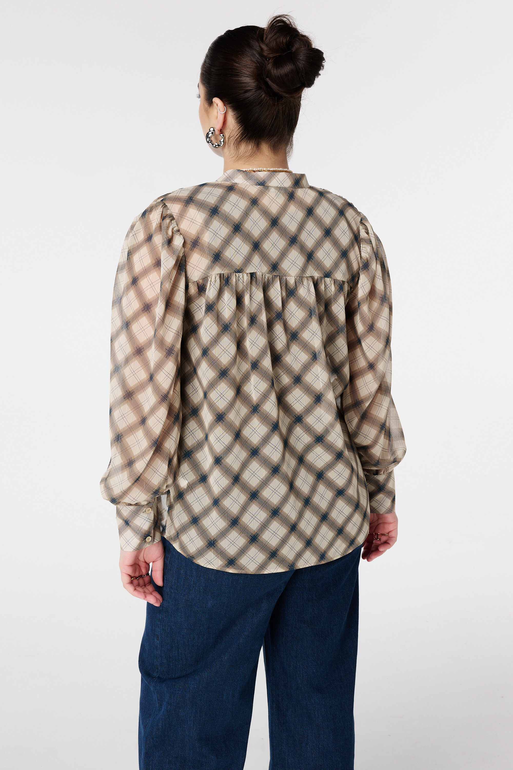 Blusa de cuadros con estilo image number 3