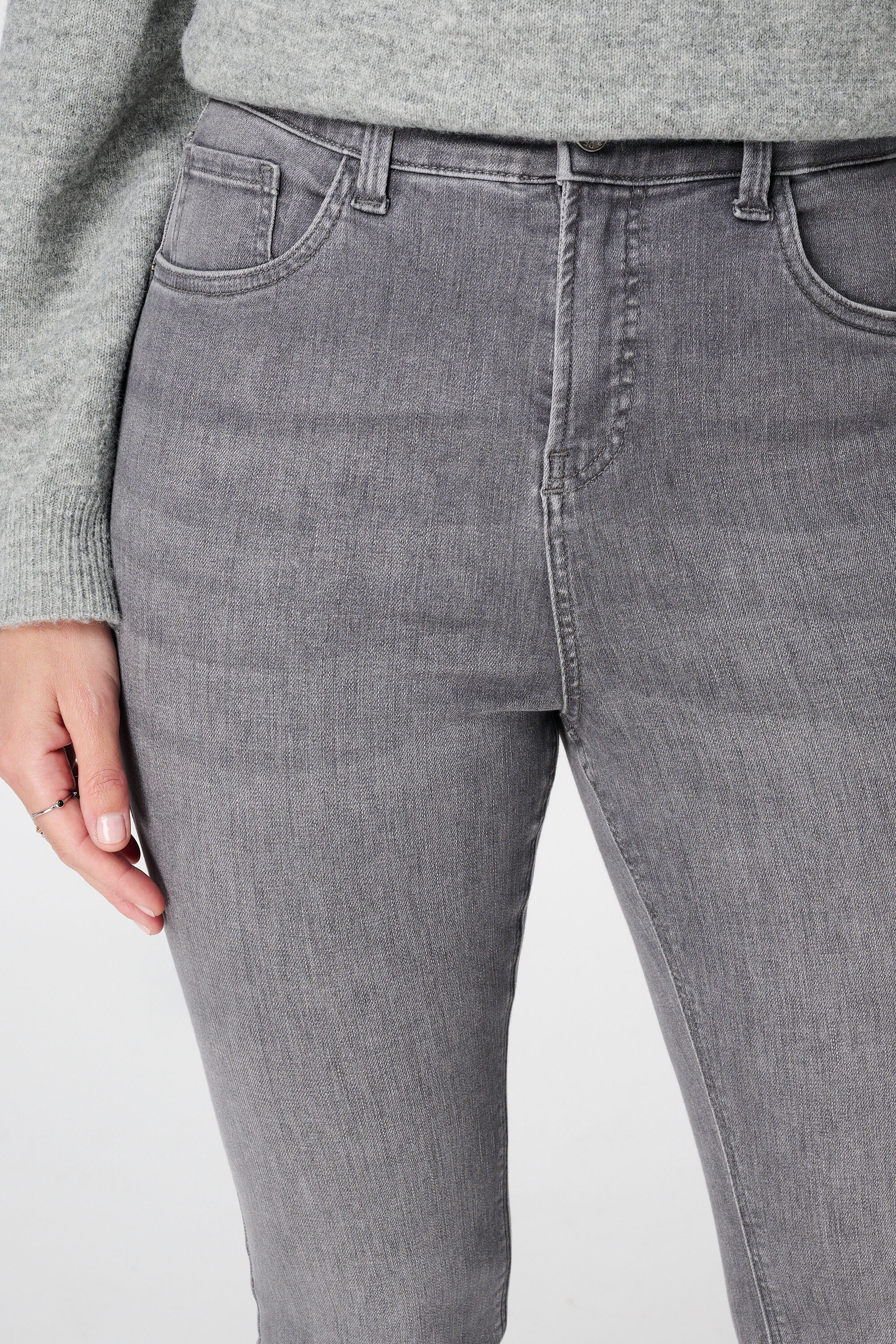 Vaqueros CHERRY de corte pitillo y talle alto image number 4