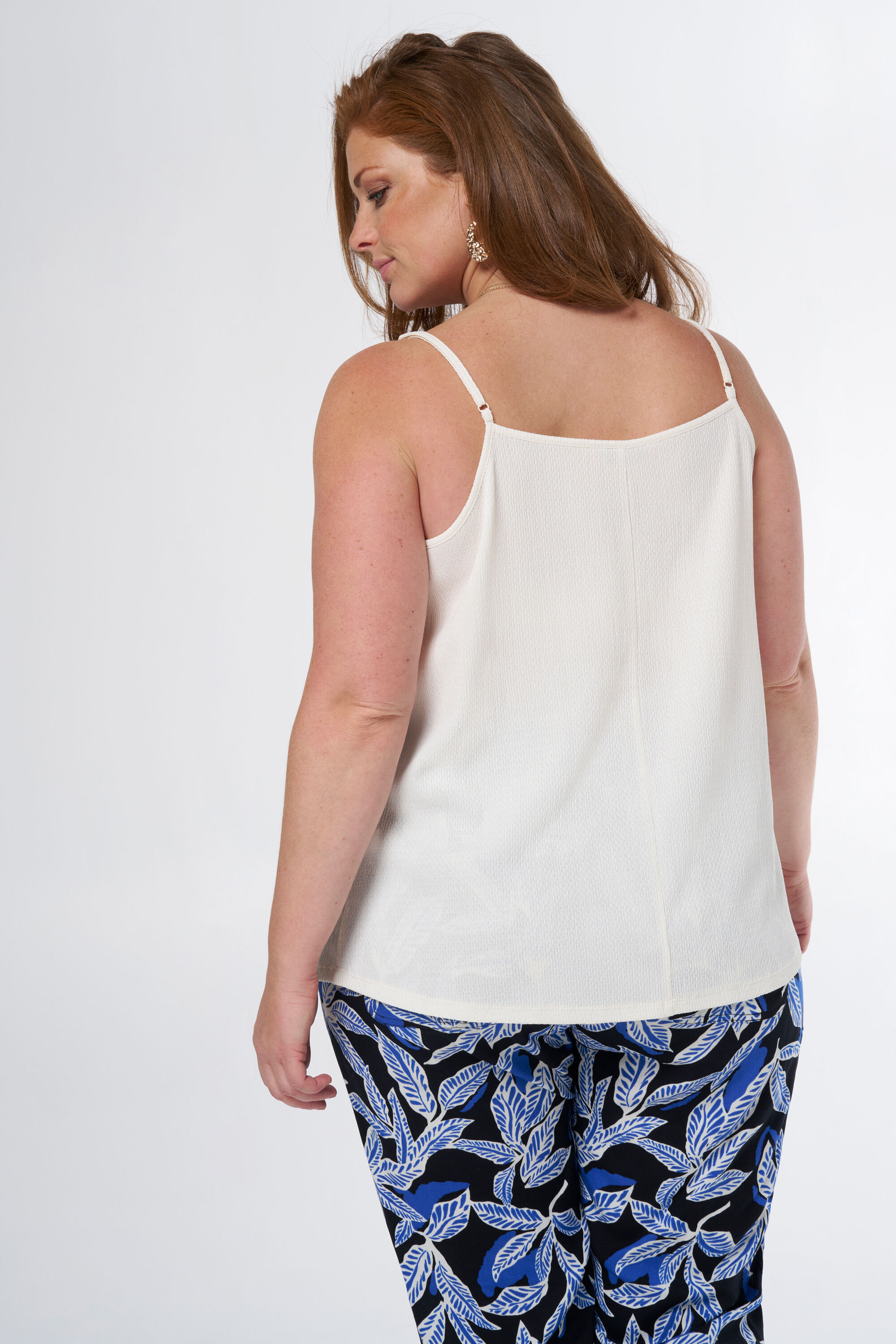 Top sin mangas con detalles image number 3