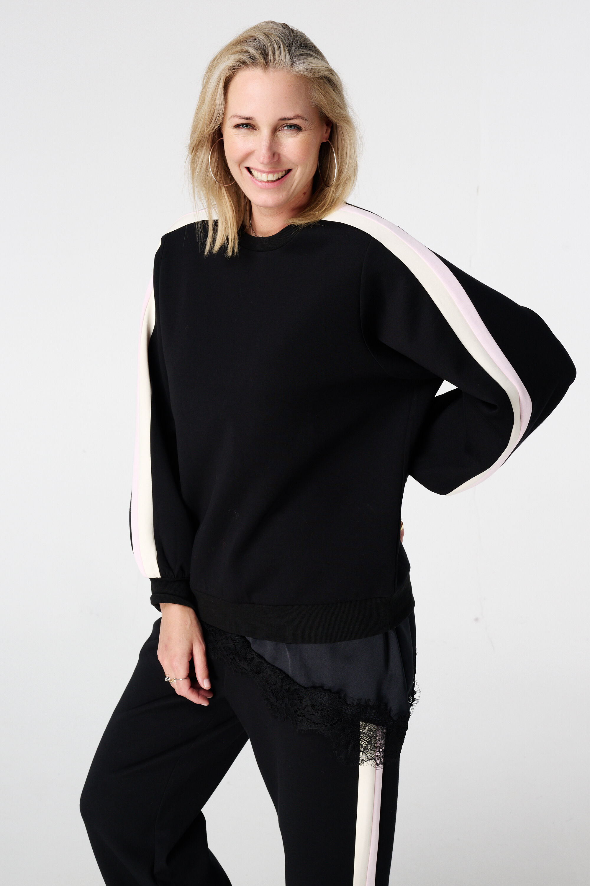 Su&eacute;ter con mangas globo y rayas deportivas