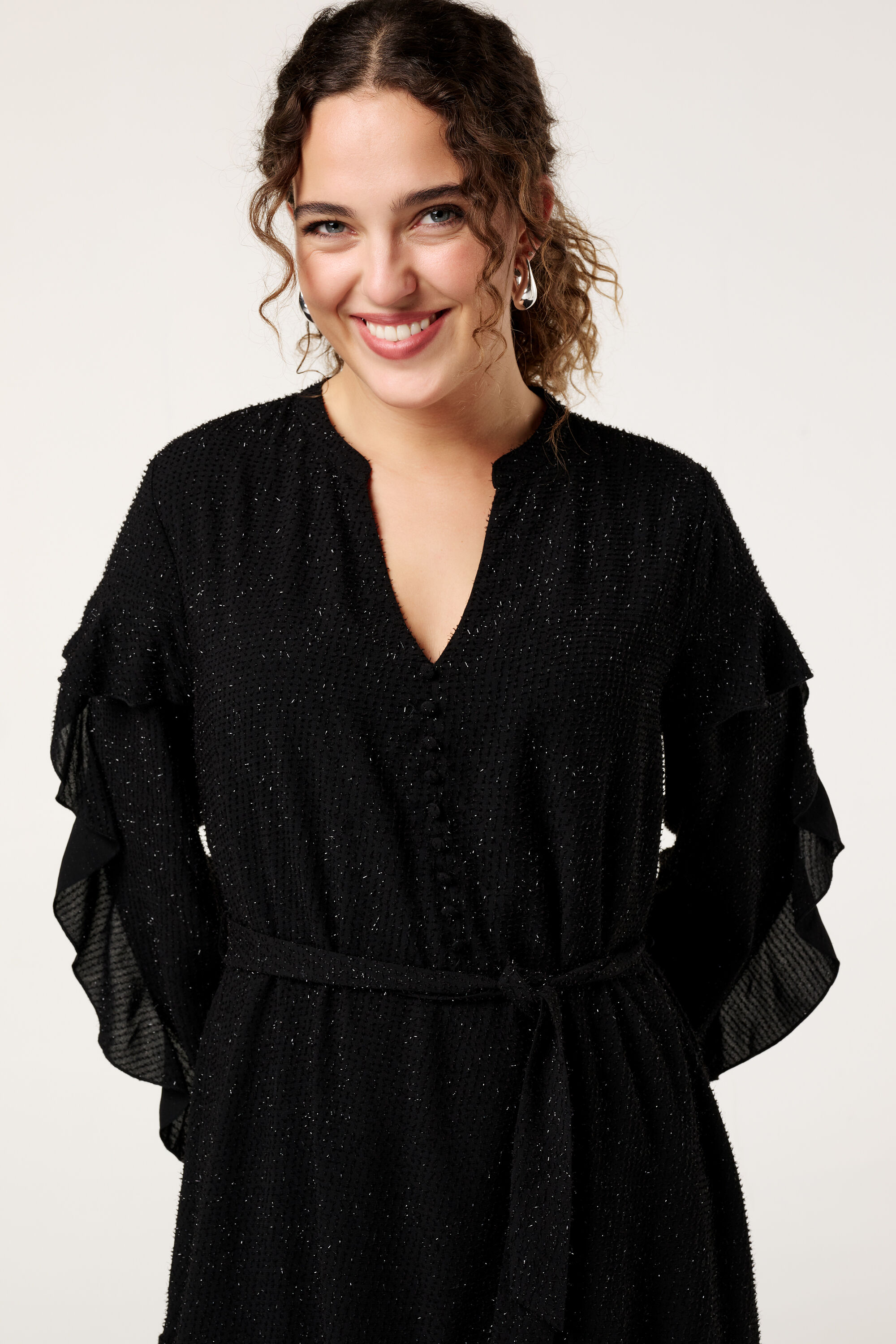 Vestido con detalles plateados image number 4