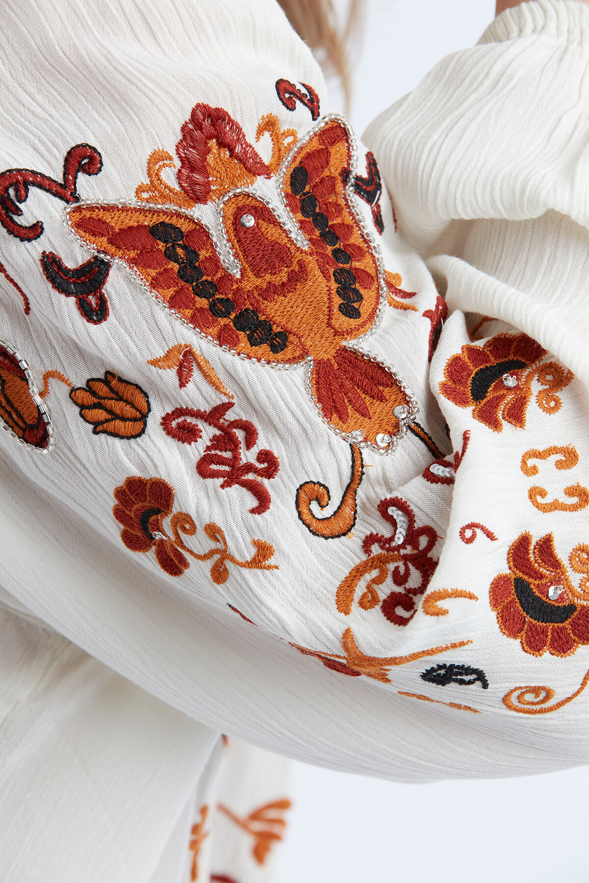 Blusa con bordado image number 4