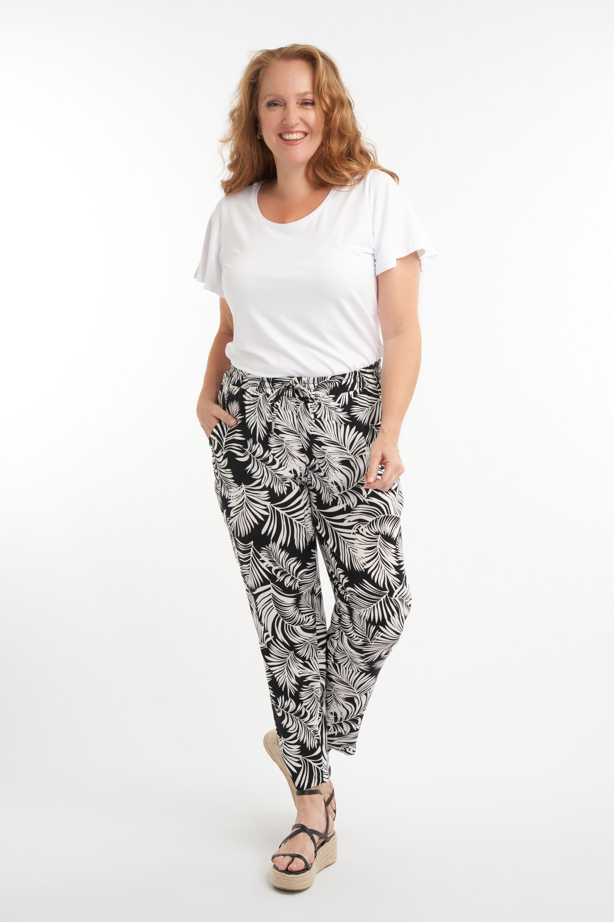 Pantalones holgados con estampado image number 4