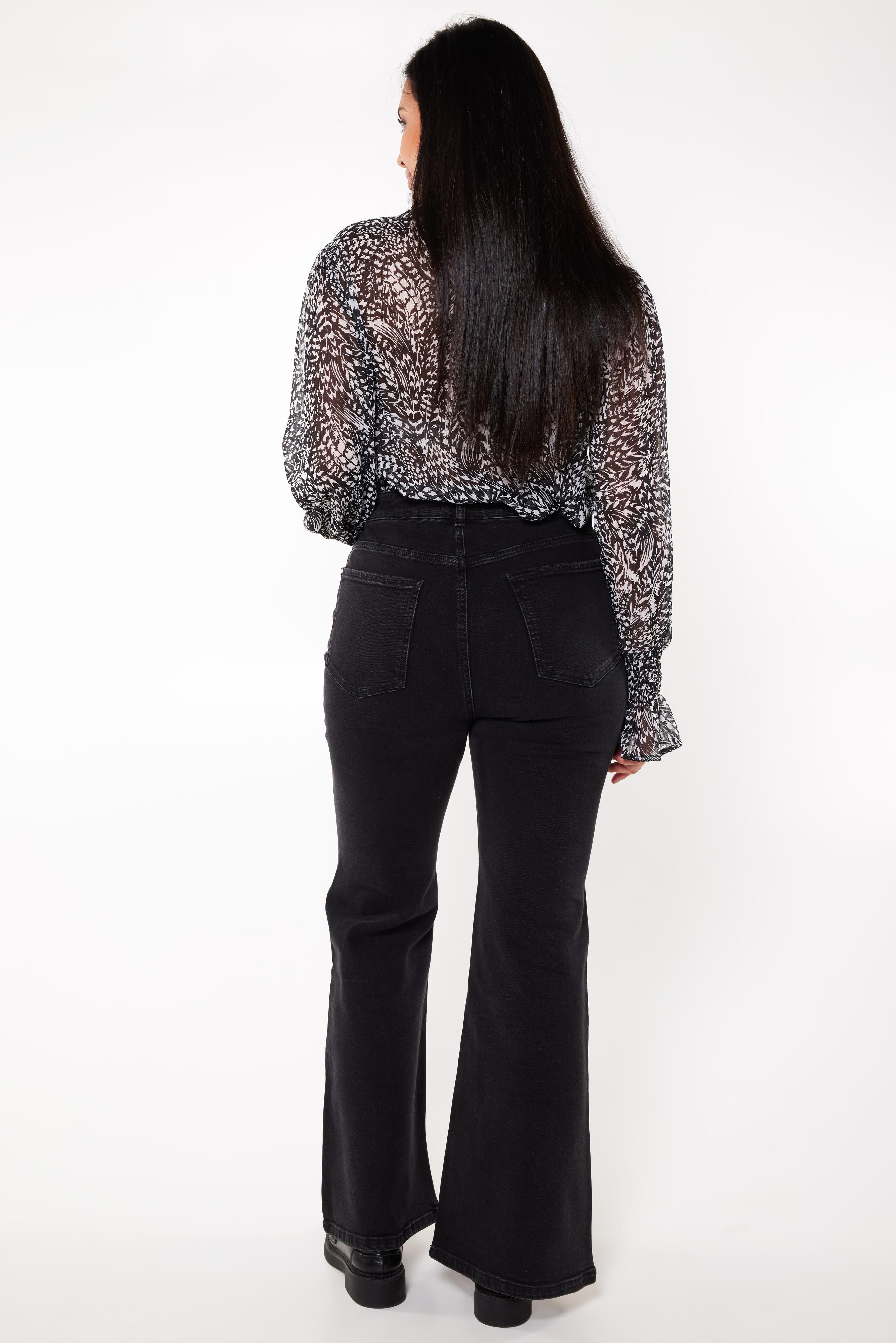 Vaqueros acampanados desde la rodilla image number 4