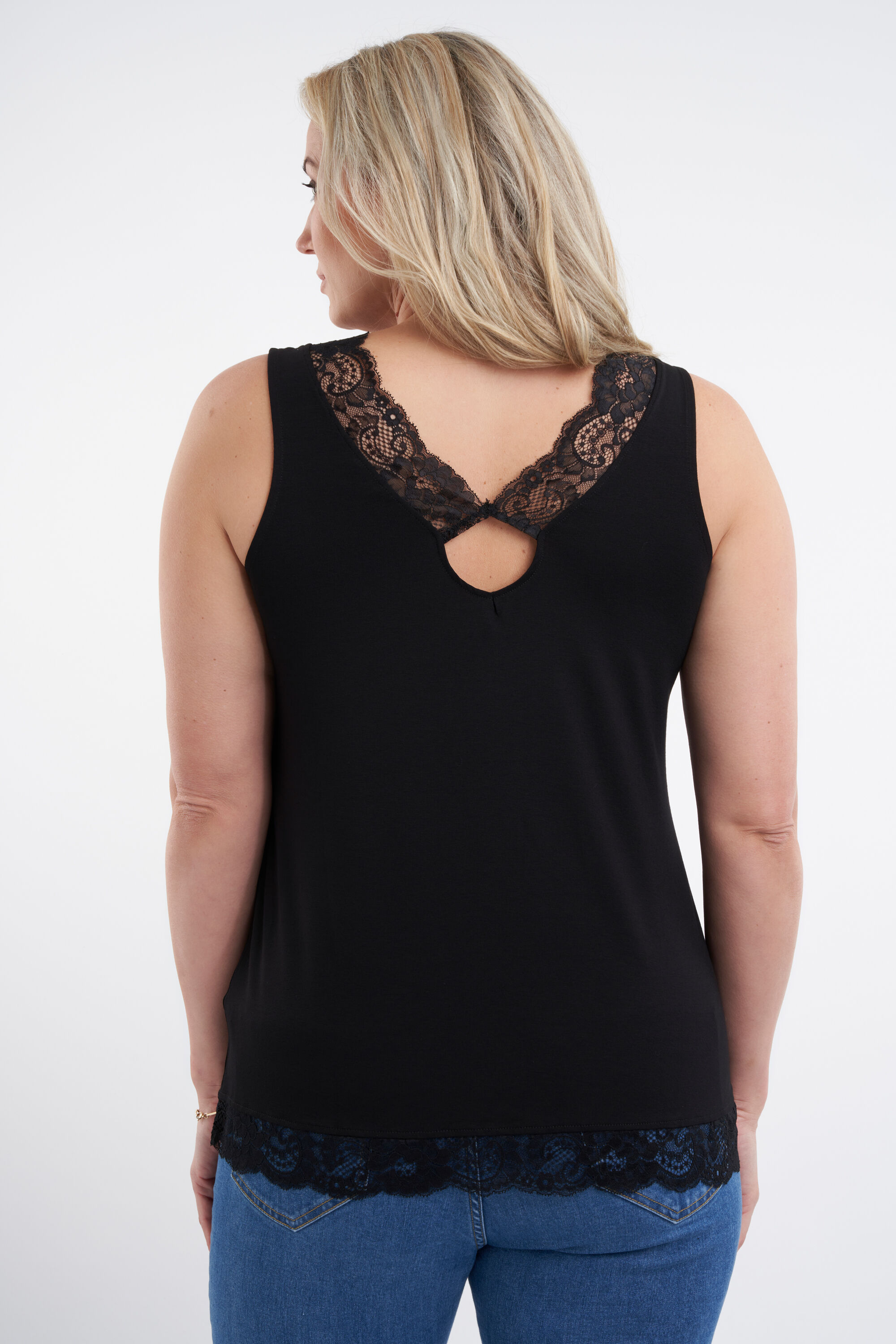 Top sin mangas con encaje image number 3