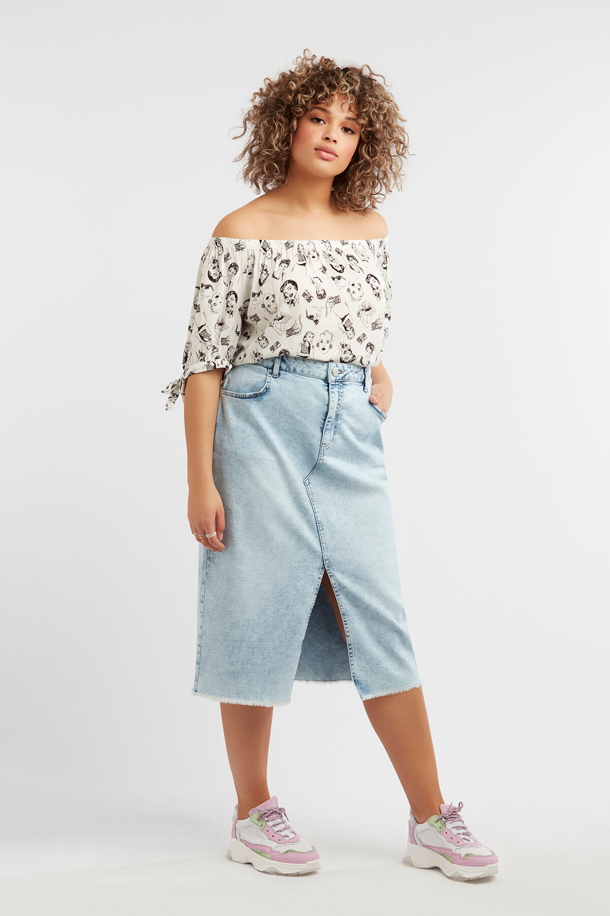 Blusa estampada de hombros descubiertos image number 6