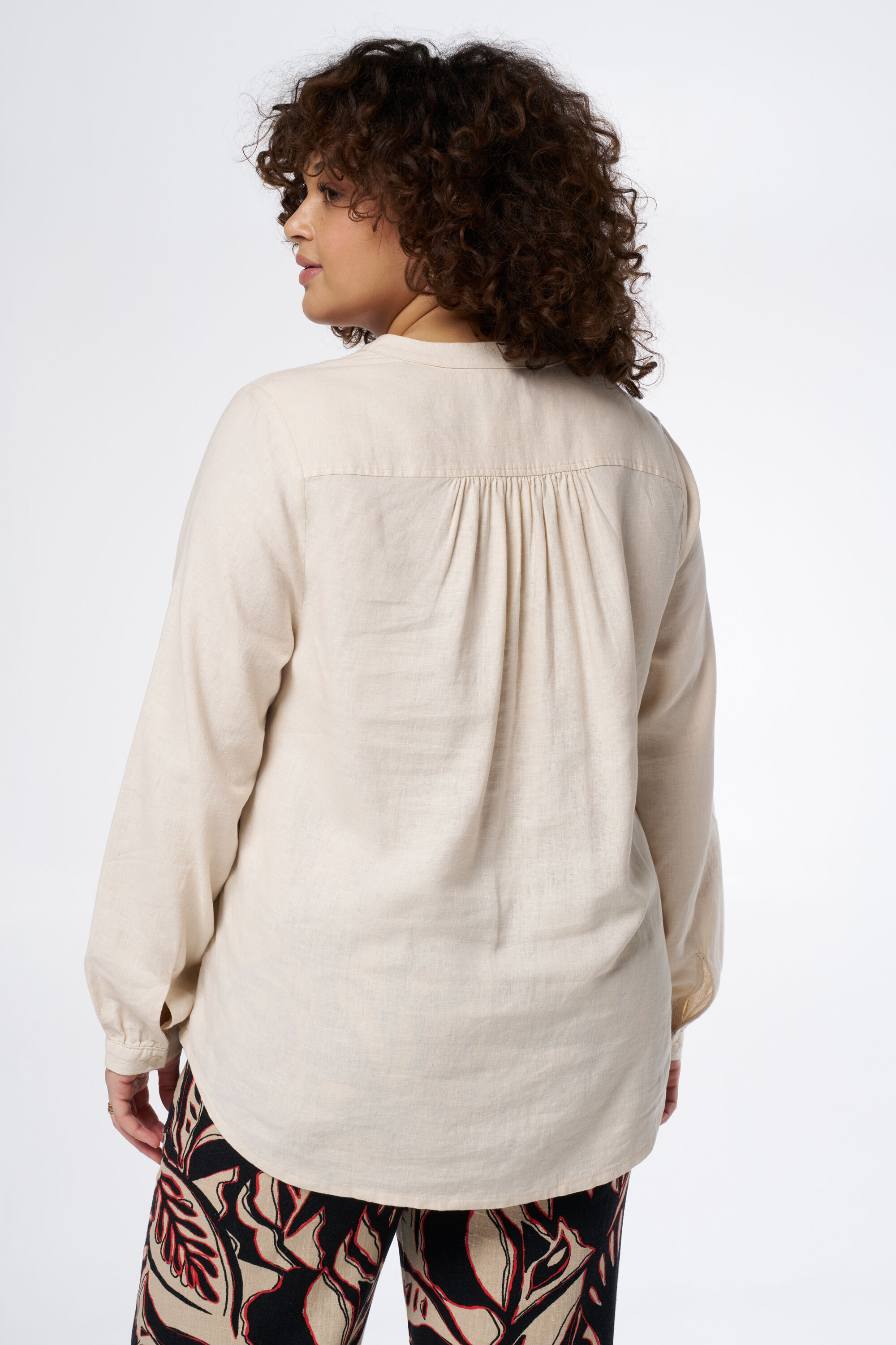 Blusa con un escote en V image number 3