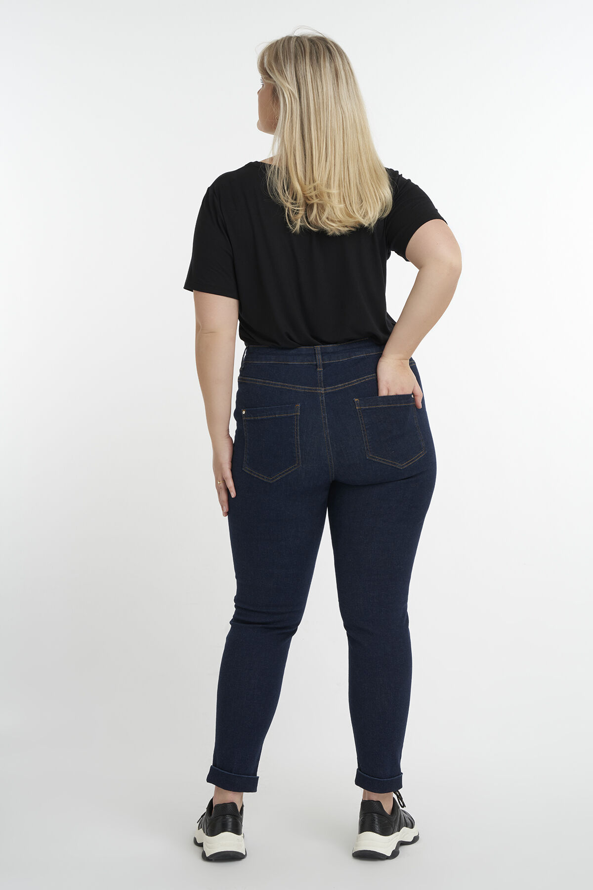 Vaqueros con botones decorativos image number 3