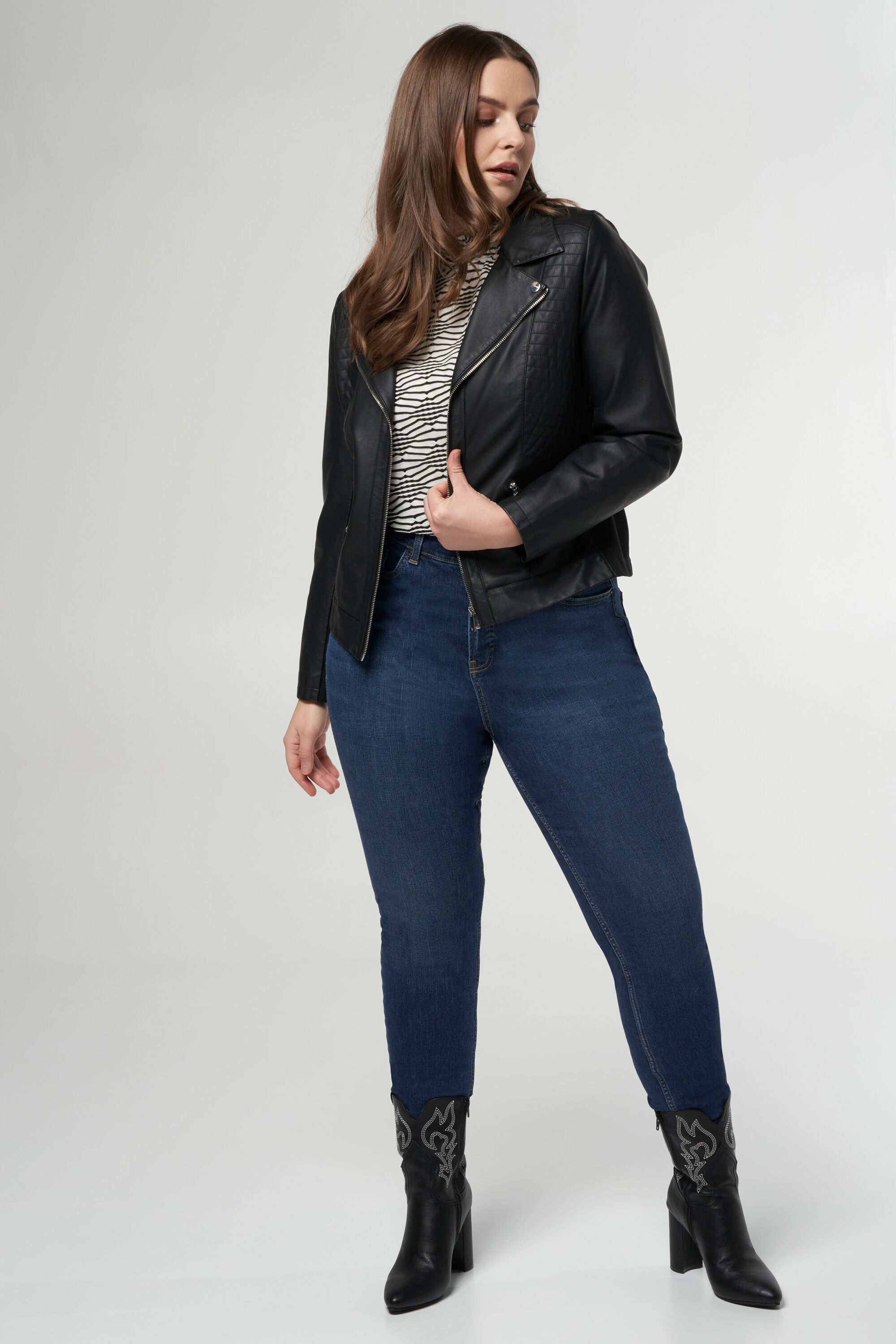 Chaqueta de cuero sint&eacute;tico  image number 5