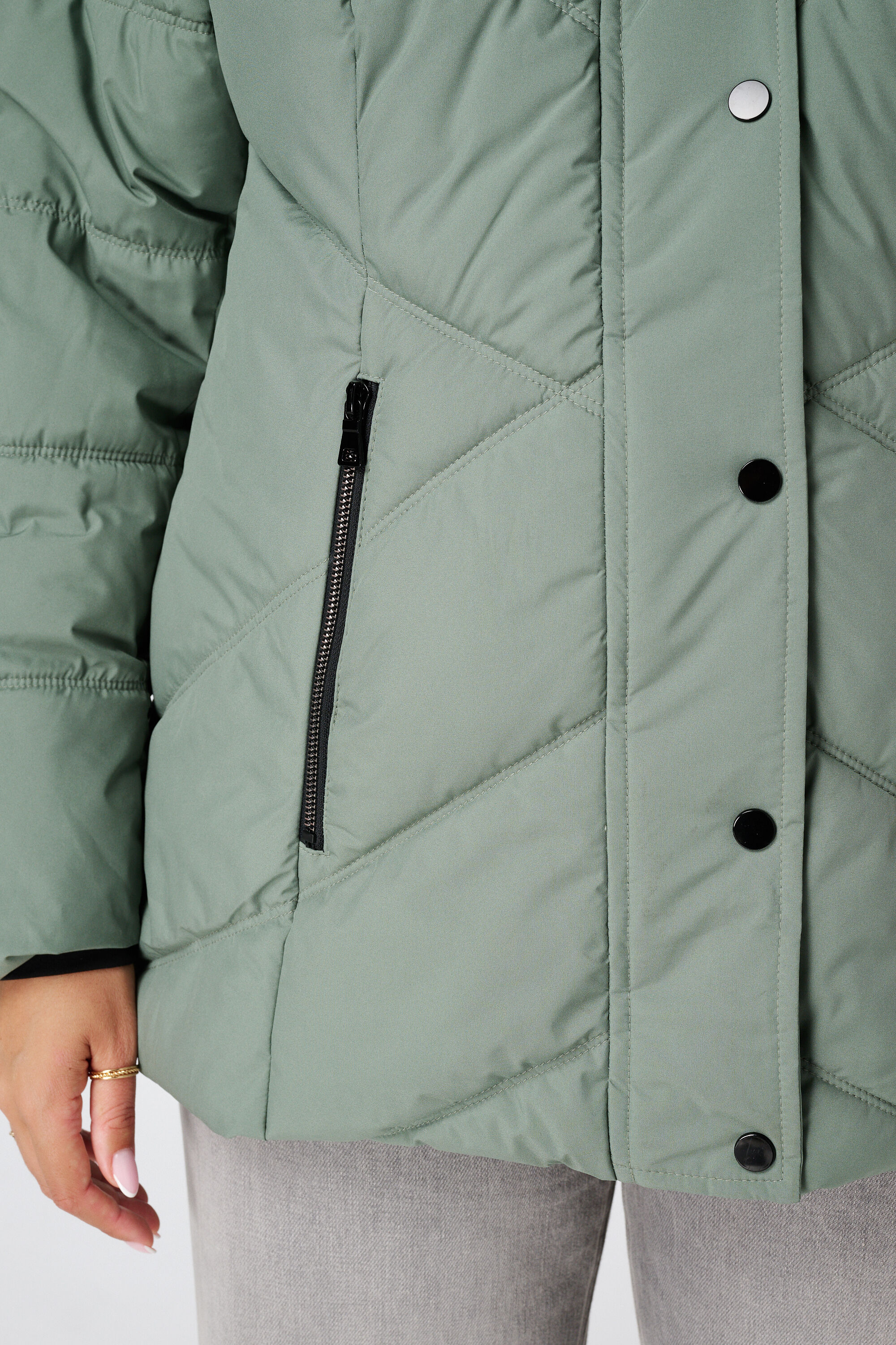 Chaqueta acolchada con capucha image number 6