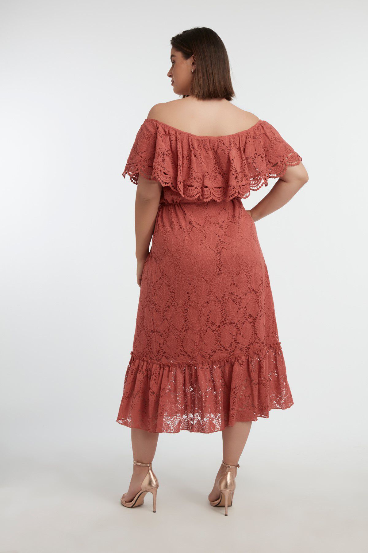 Vestido de encaje con hombros descubiertos image number 5