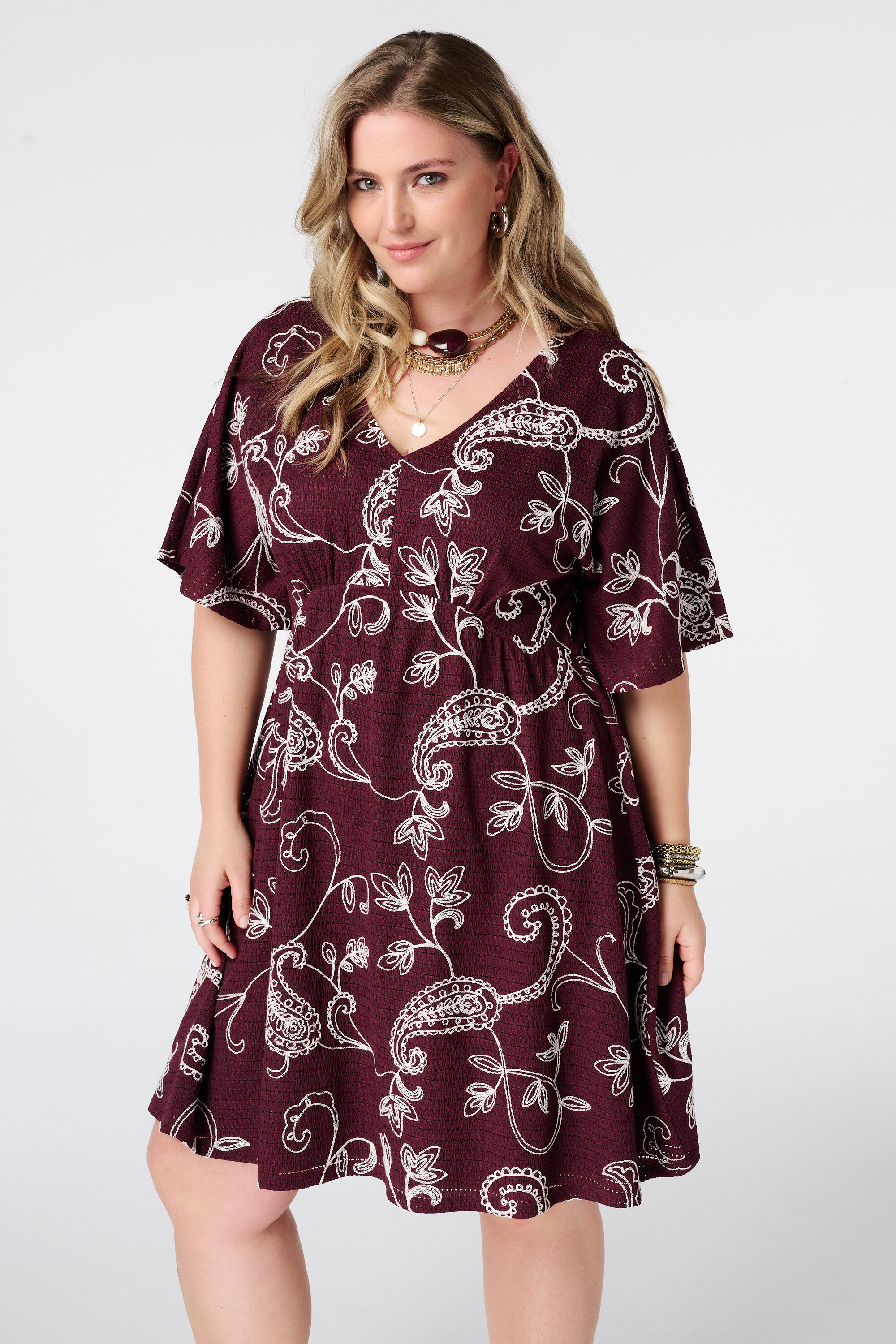 Vestido corto con mangas mariposa image number 5