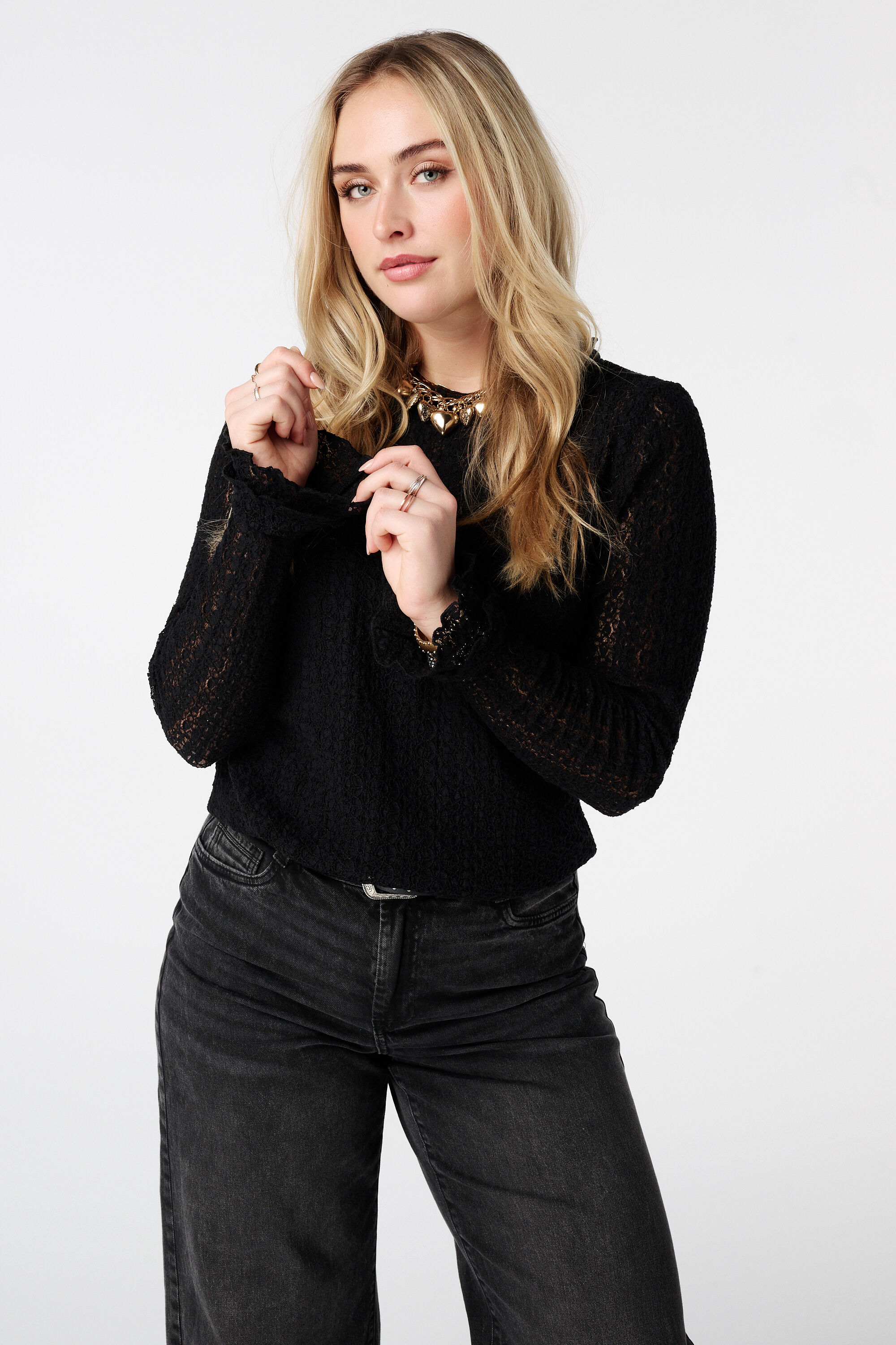 Top de encaje con mangas acampanadas image number 0