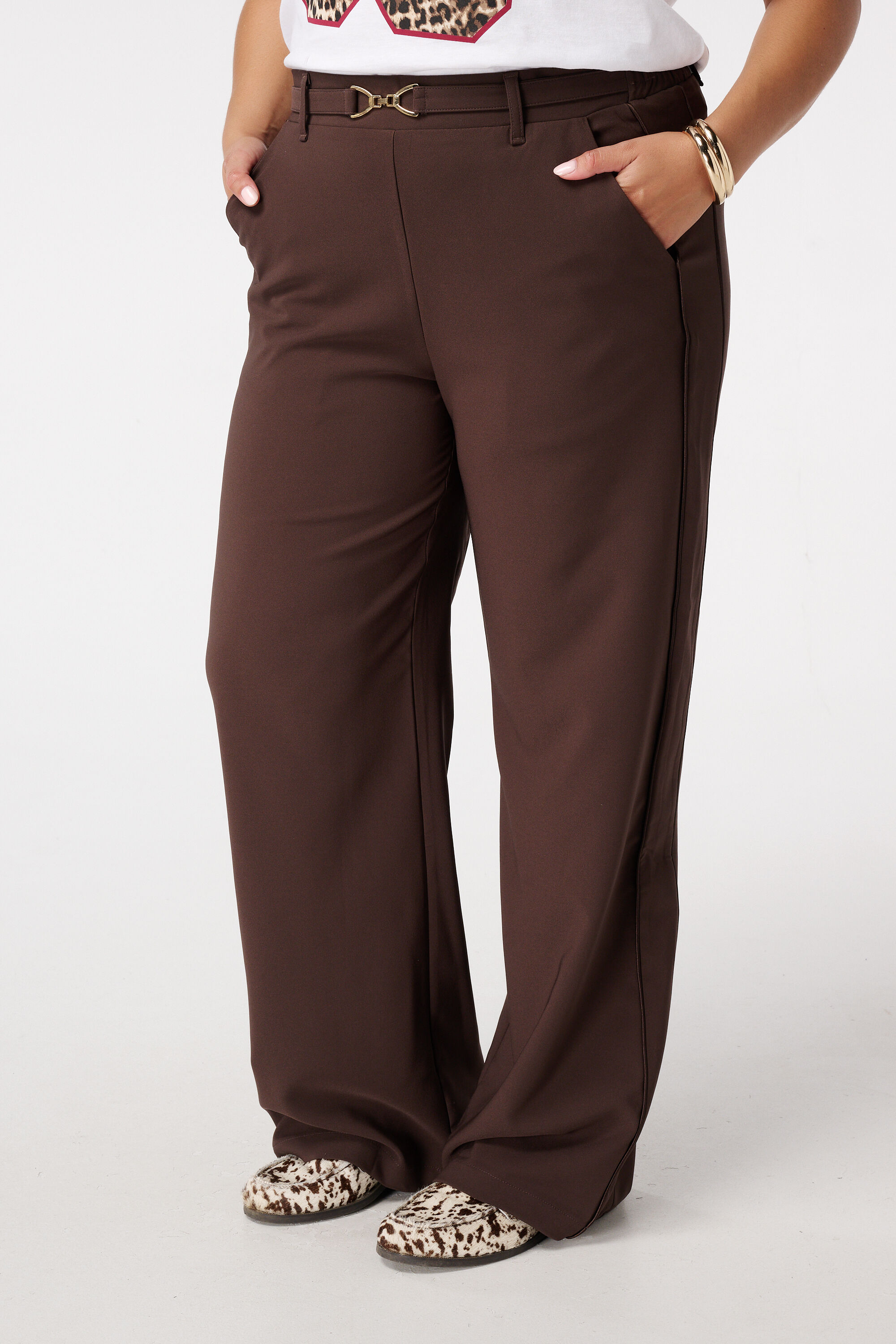 Pantal&oacute;n con hebilla dorada image number 3