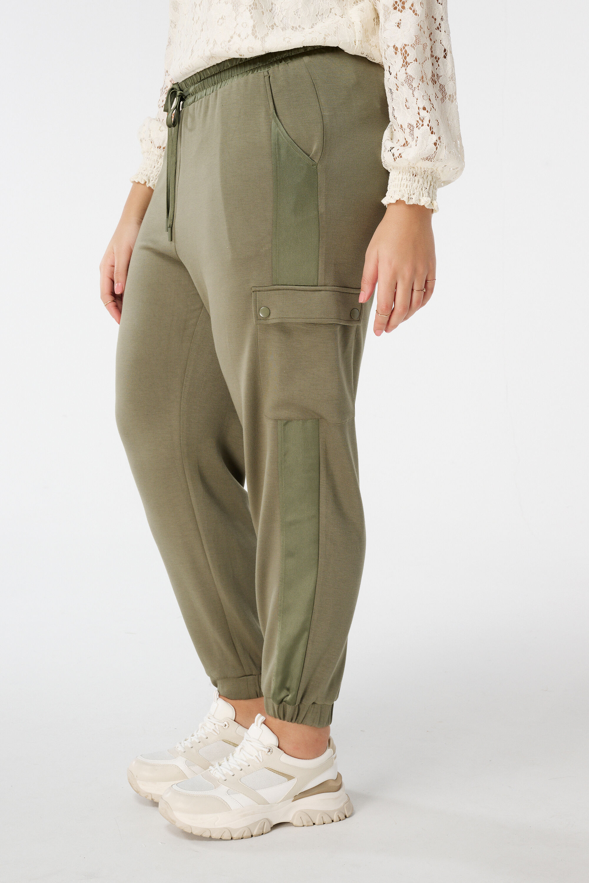 Pantalones de ch&aacute;ndal con bolsillos image number 5