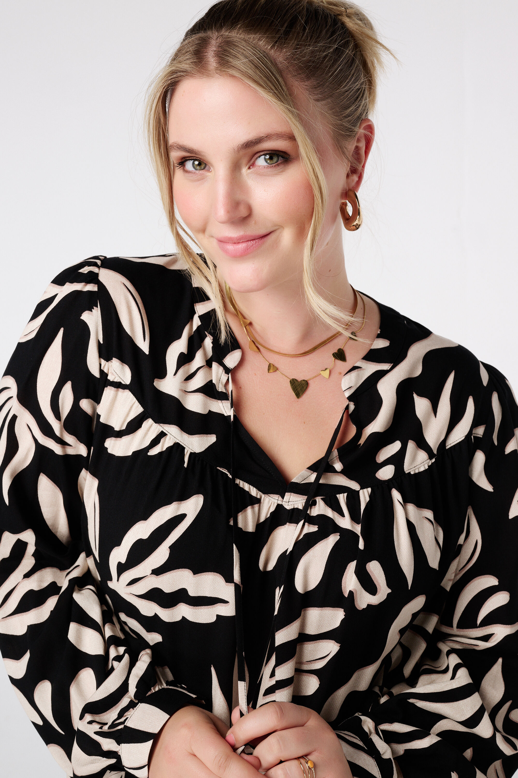 Blusa con estampado y bobinas image number 4