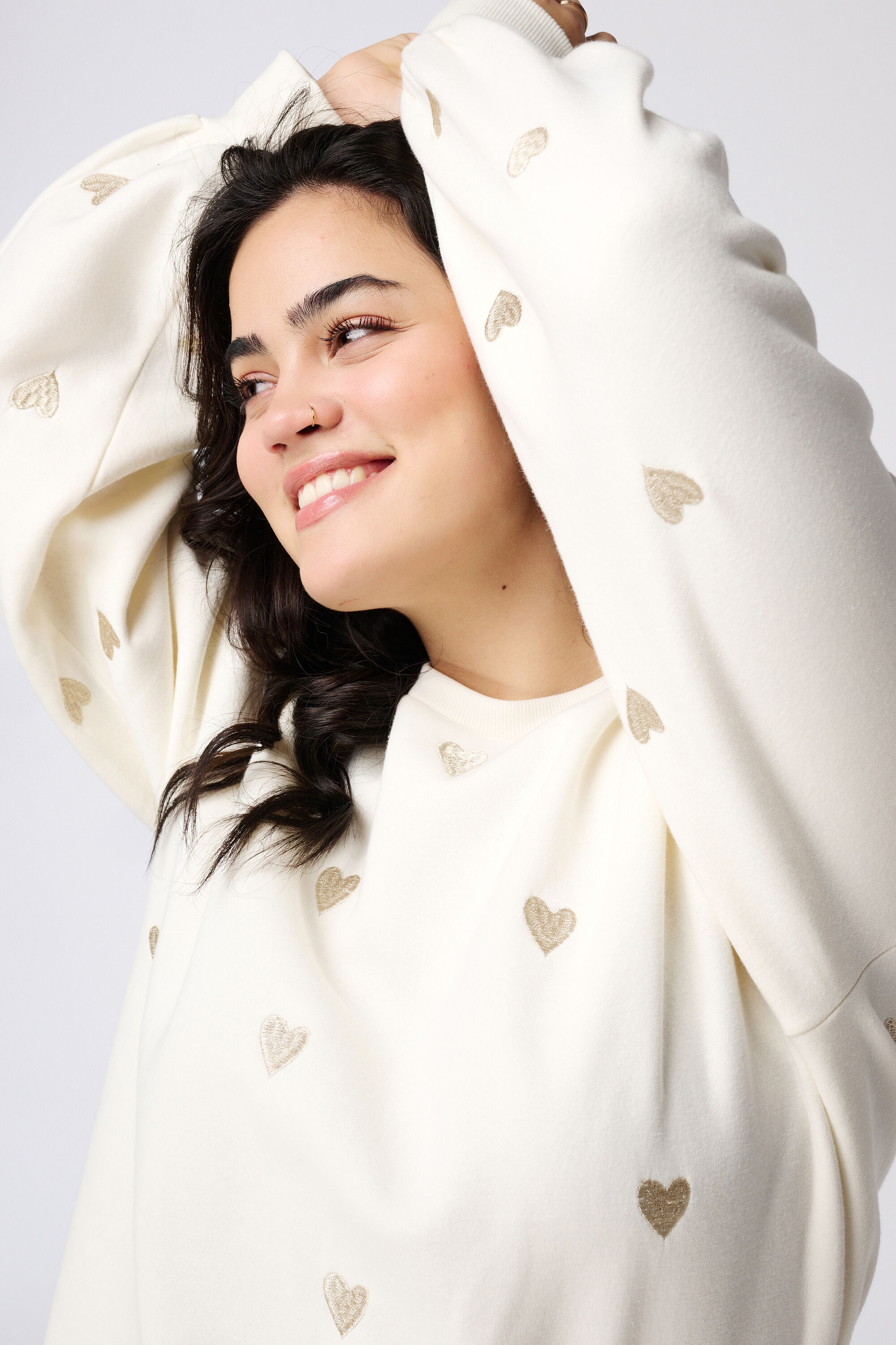 Su&eacute;ter con corazones image number 4