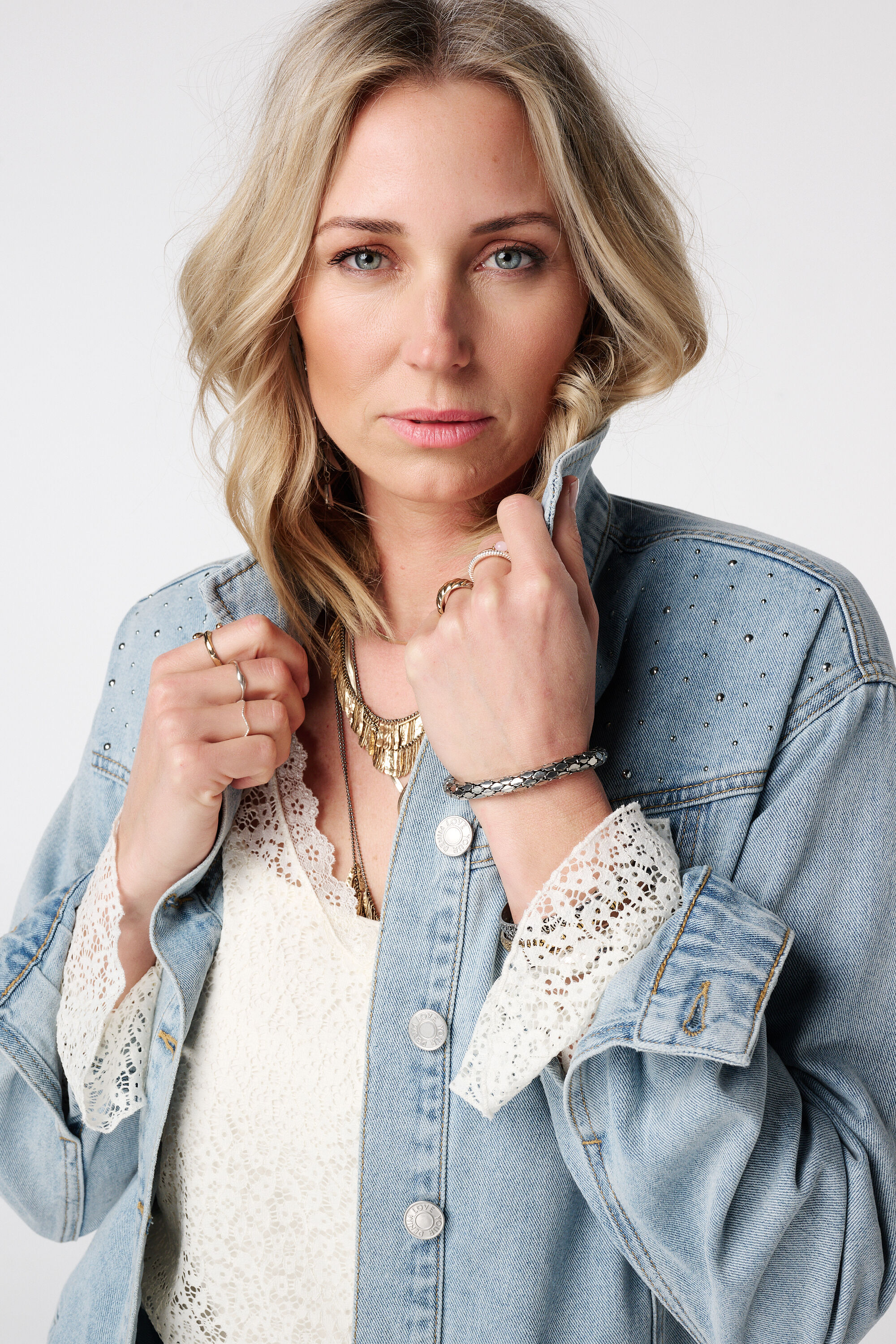 Chaqueta vaquera con tachuelas image number 4