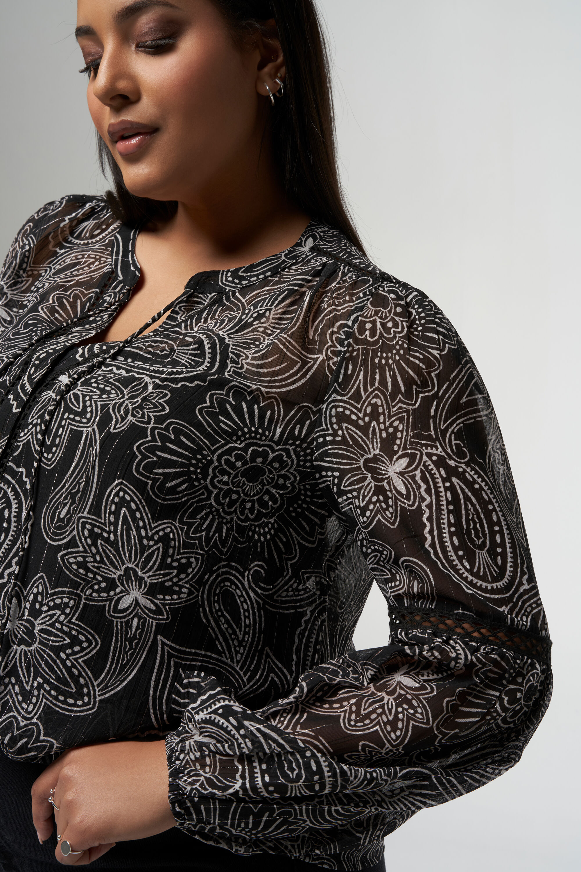 Blusa con estampado paisley  image number 4