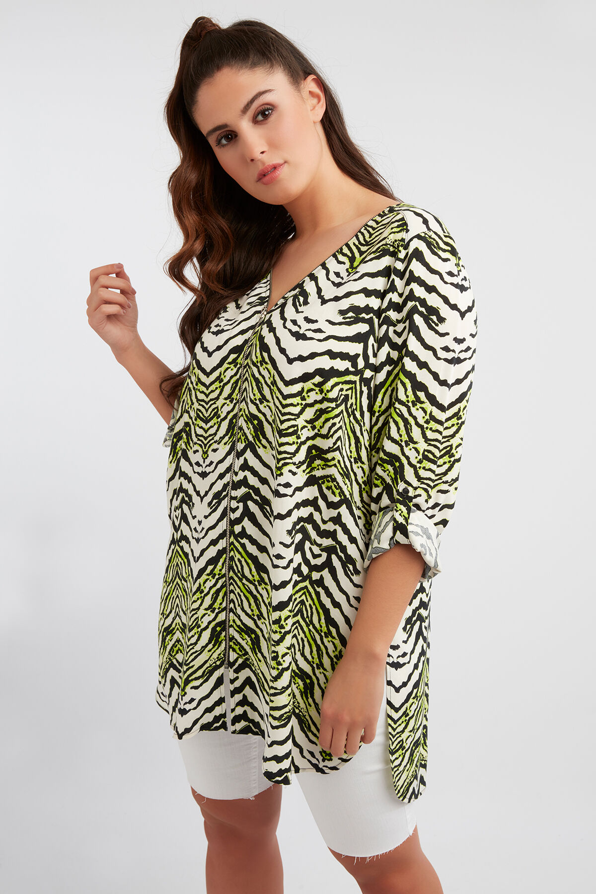 Blusa larga con estampado de cebra image number 3