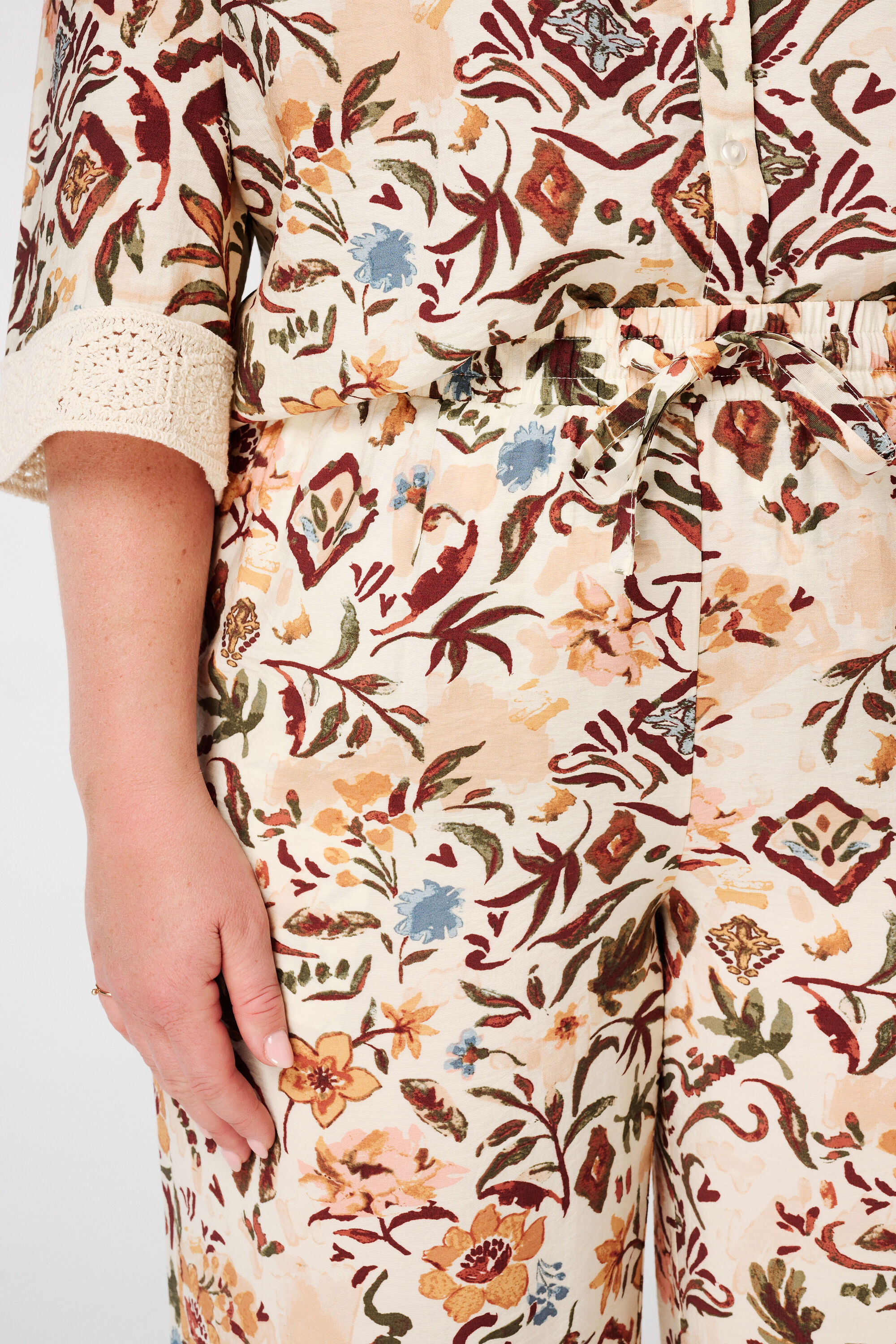 Pantalones ligeros con estampado image number 4