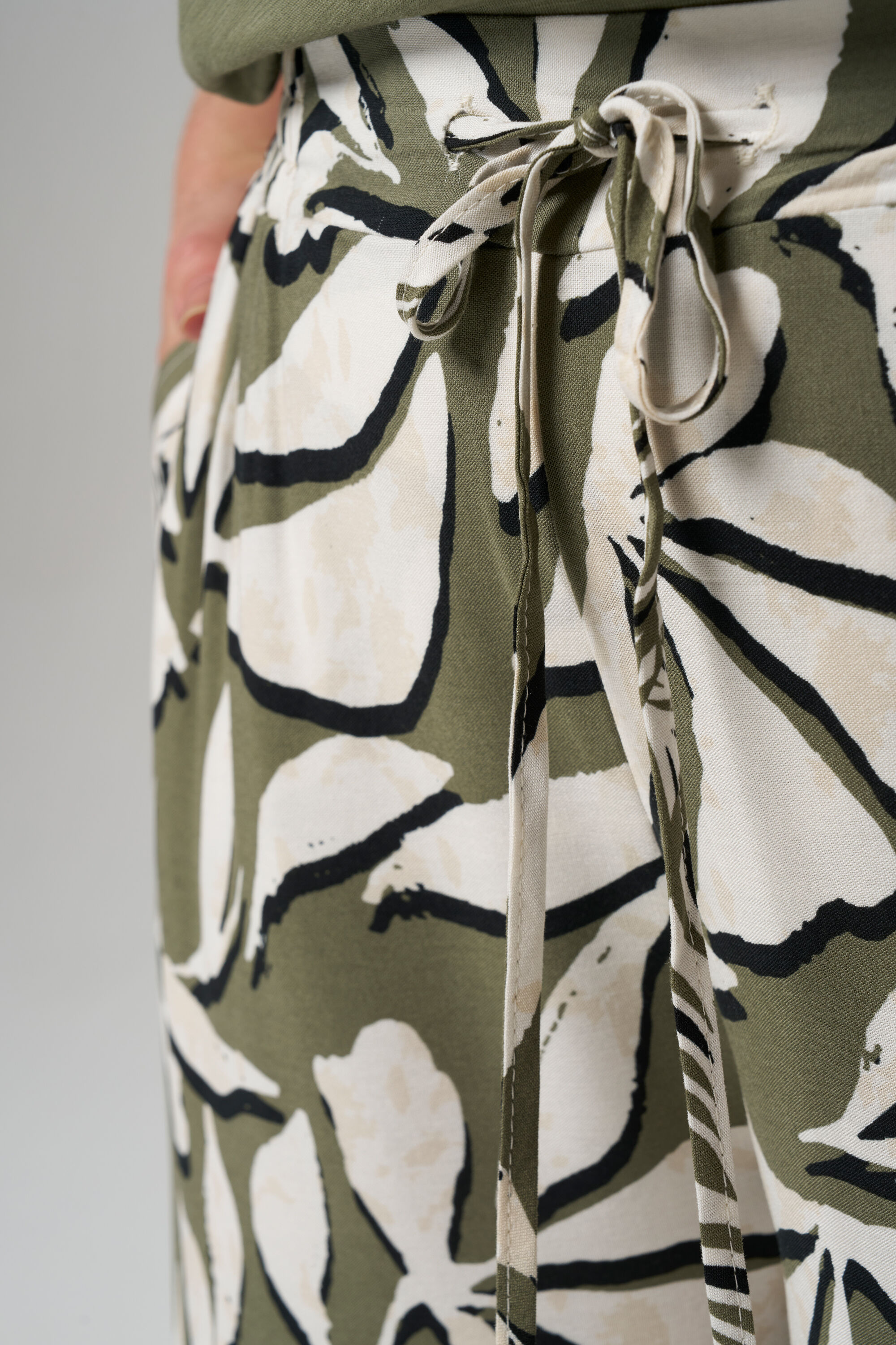 Pantalones con estampado image number 4