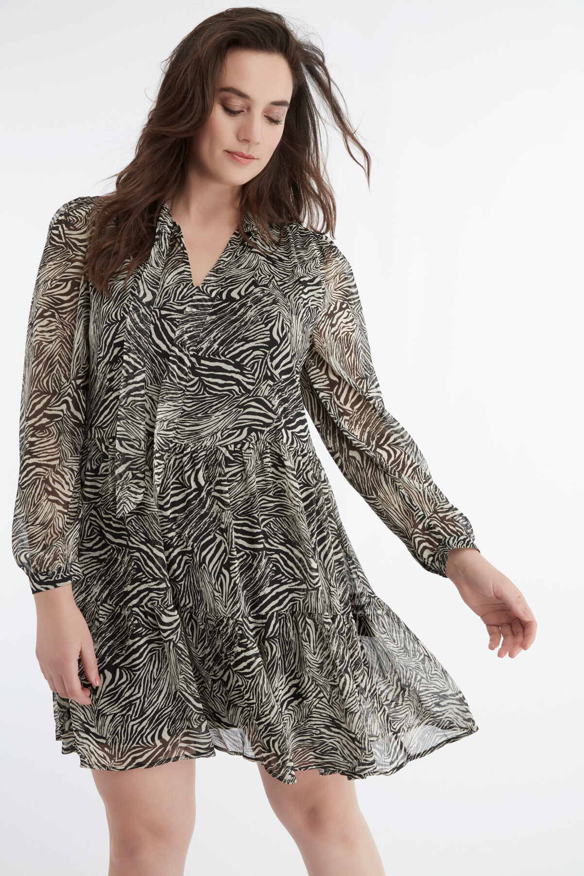 Vestido corto con estampado de cebra image number 5