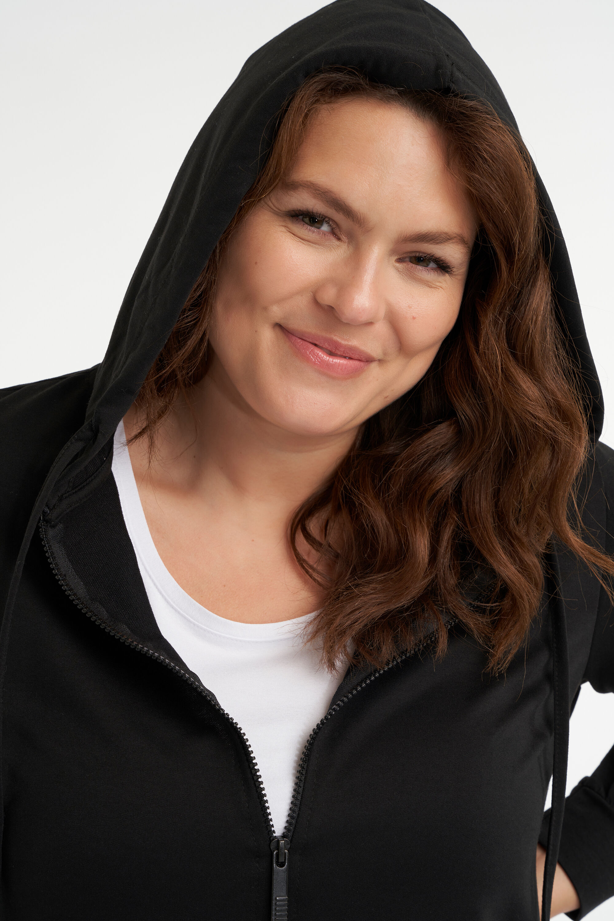 C&aacute;rdigan con capucha image number 4