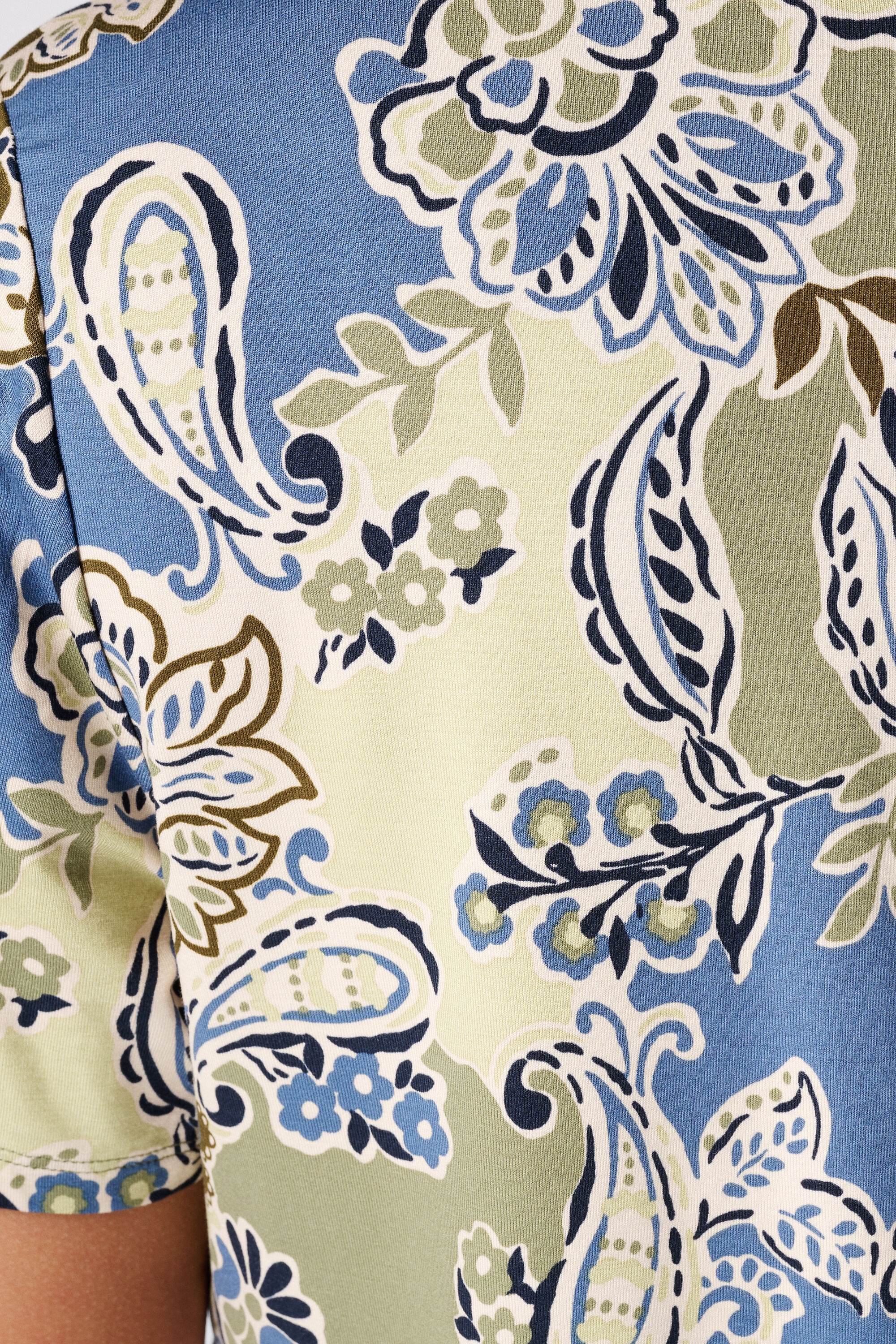 Top estampado con escote en V image number 6
