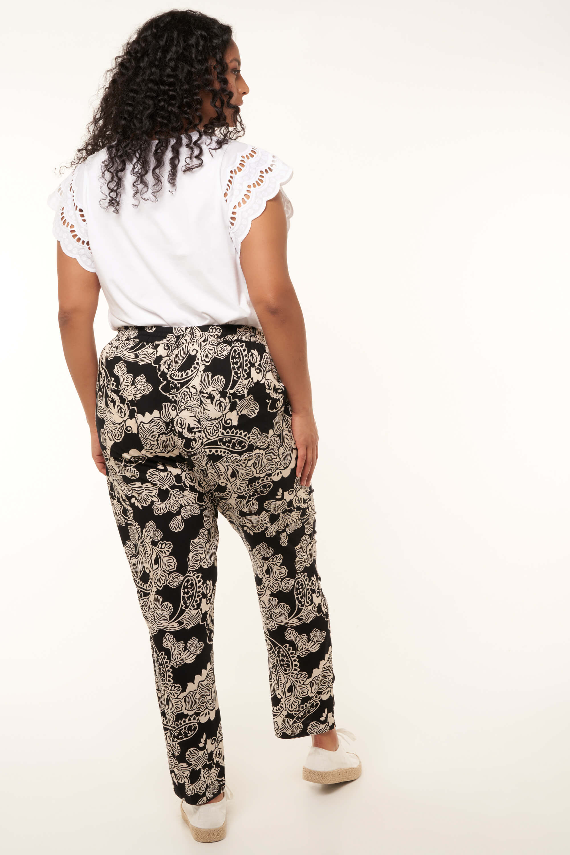 Pantalones holgados  image number 4