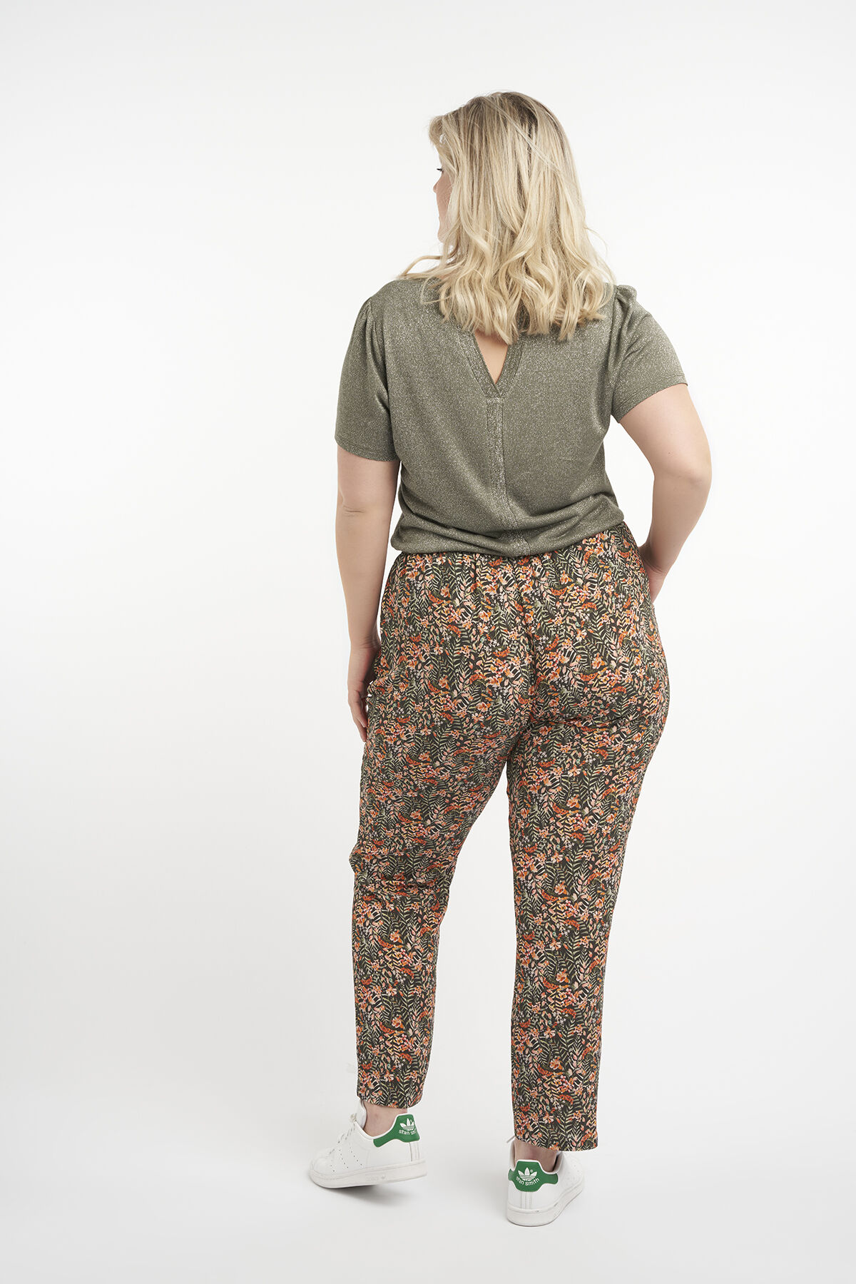 Pantalones holgados  image number 3