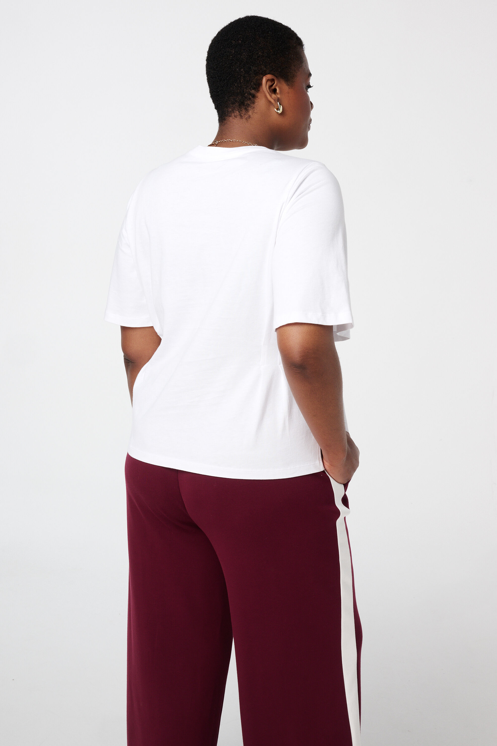 Camiseta entallada con detalle de pliegues y costuras parciales image number 3