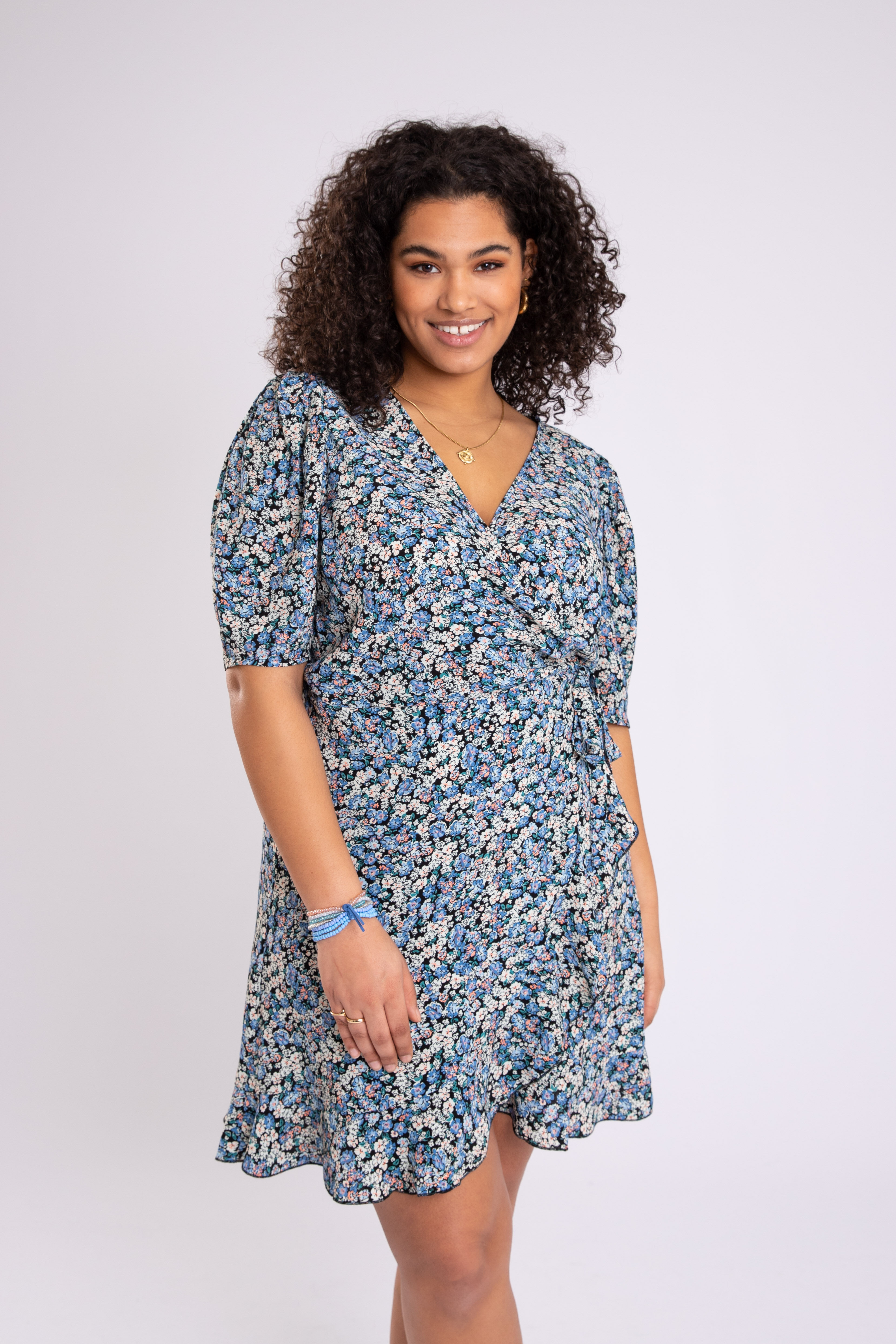 Vestido cruzado con manga abullonada image number 6