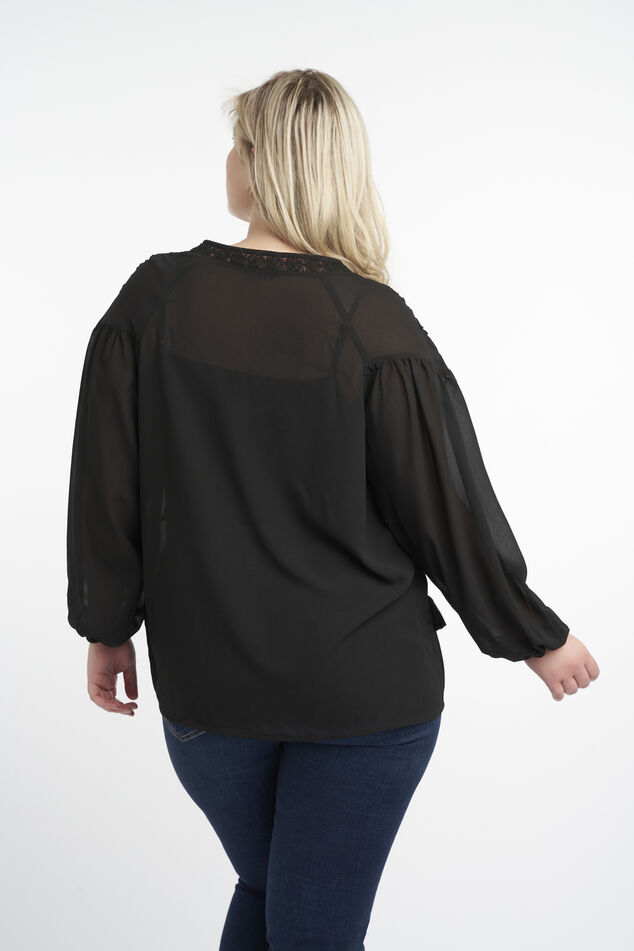 Blusa con detalles de encaje  image number 3