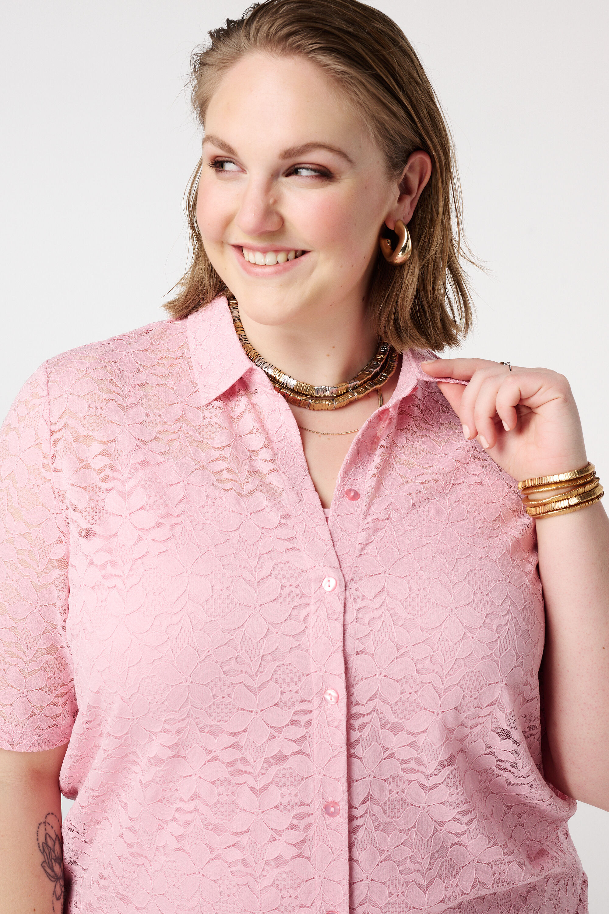 Top de encaje con mangas cortas image number 4