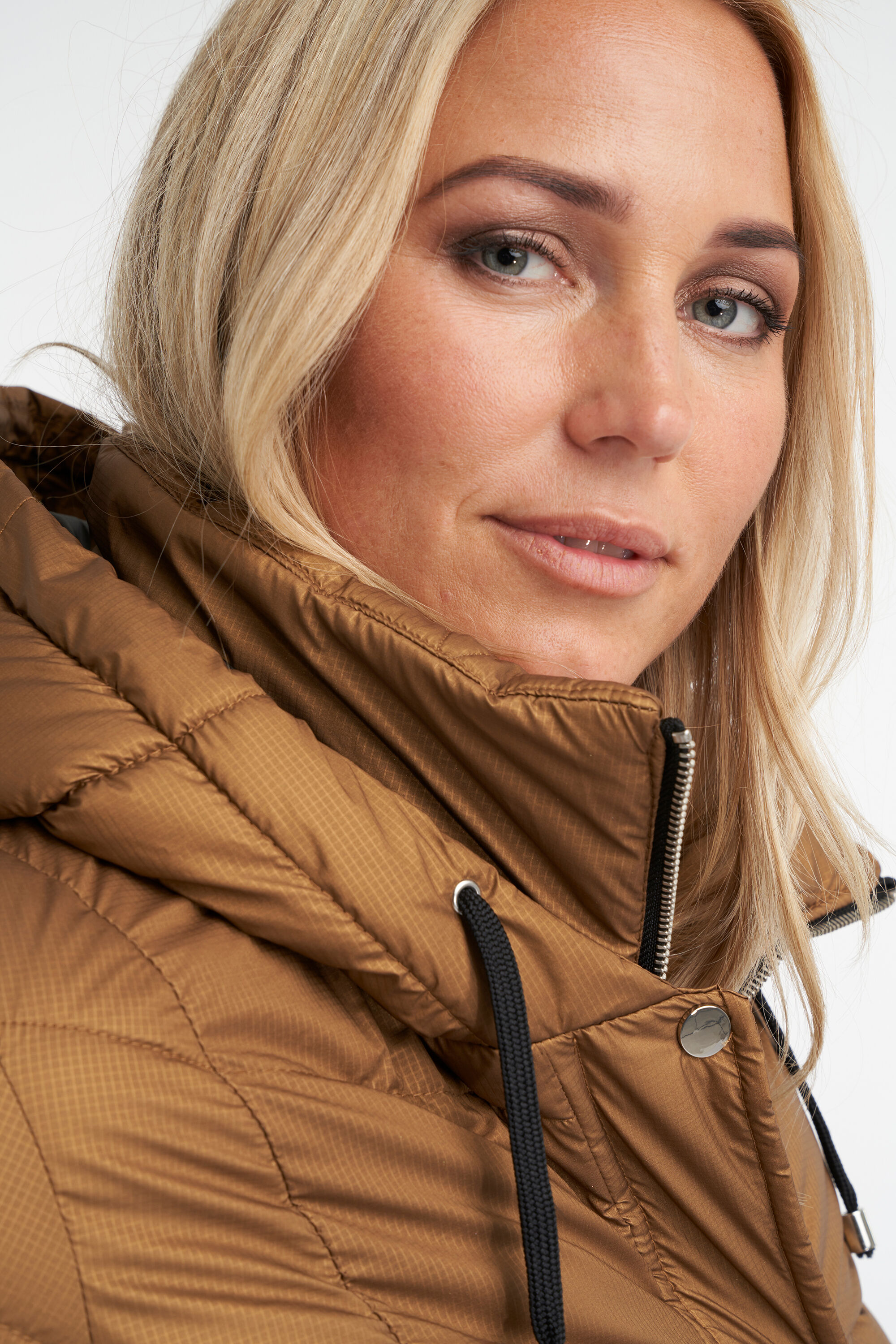 Abrigo acolchado con capucha image number 6