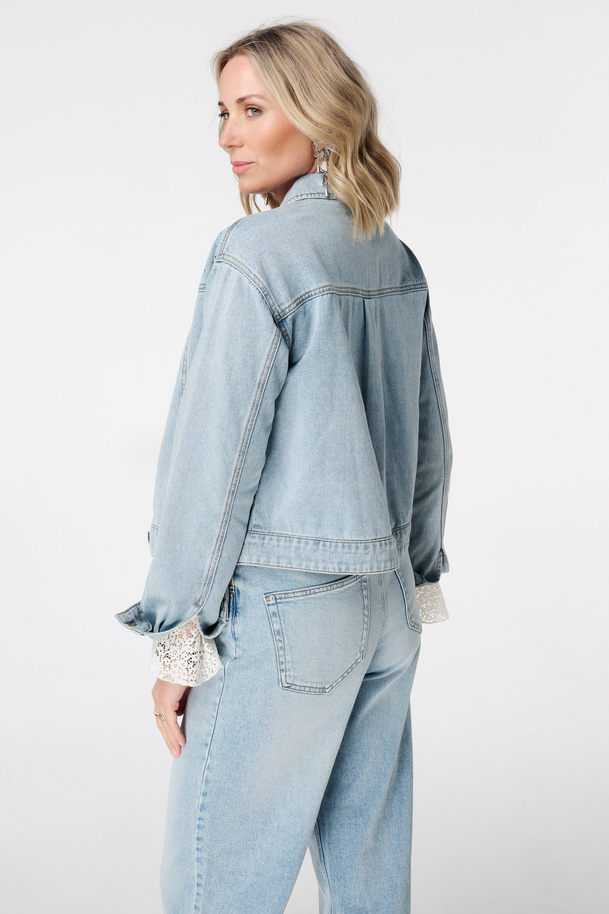 Chaqueta vaquera con tachuelas image number 3