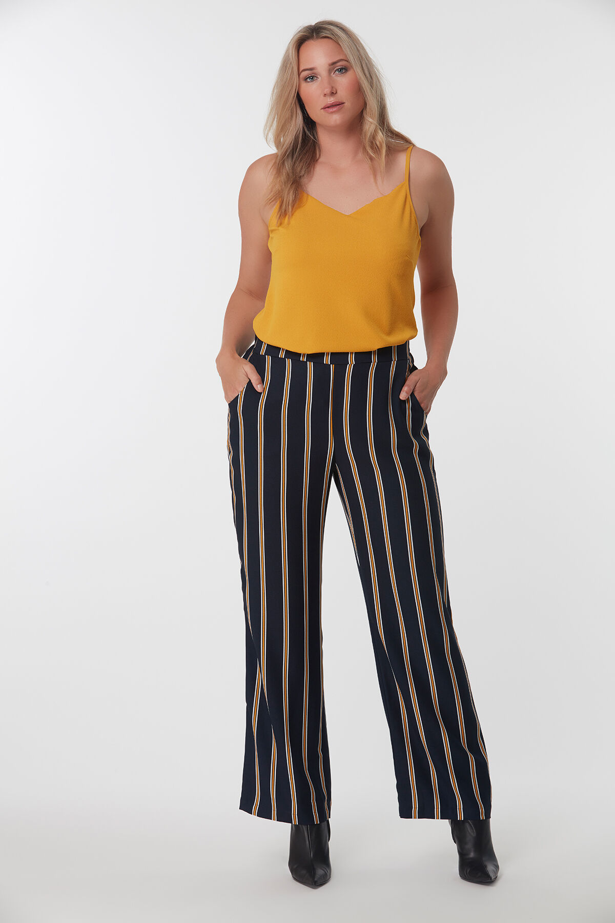 Pantalones anchos con raya image number 4