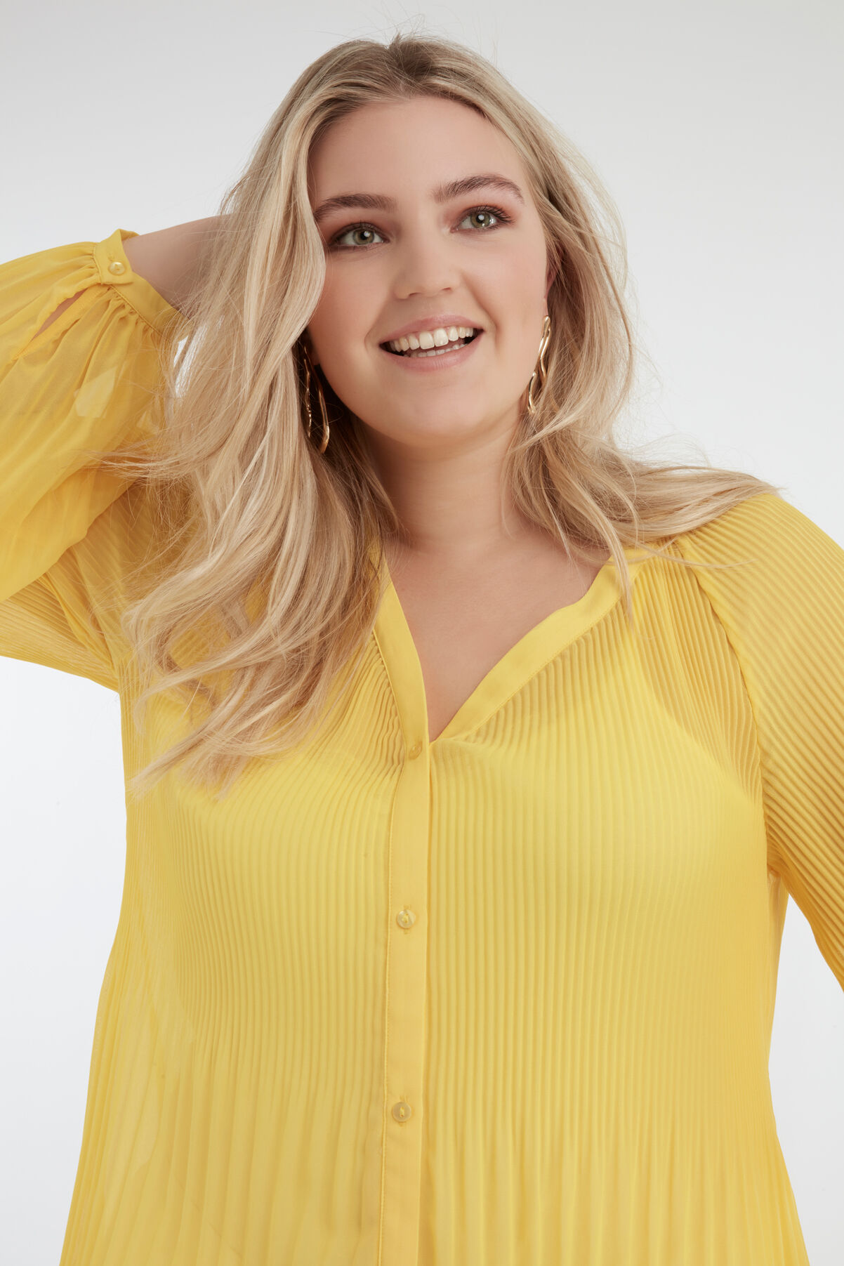 Blusa plisada amarilla image number 6