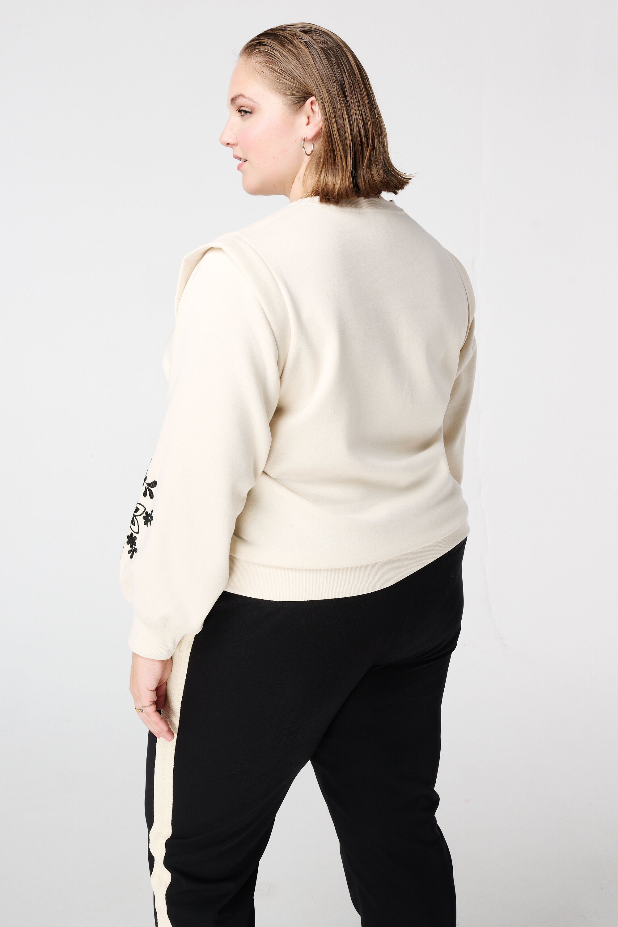 Sudadera con bordado calado image number 3