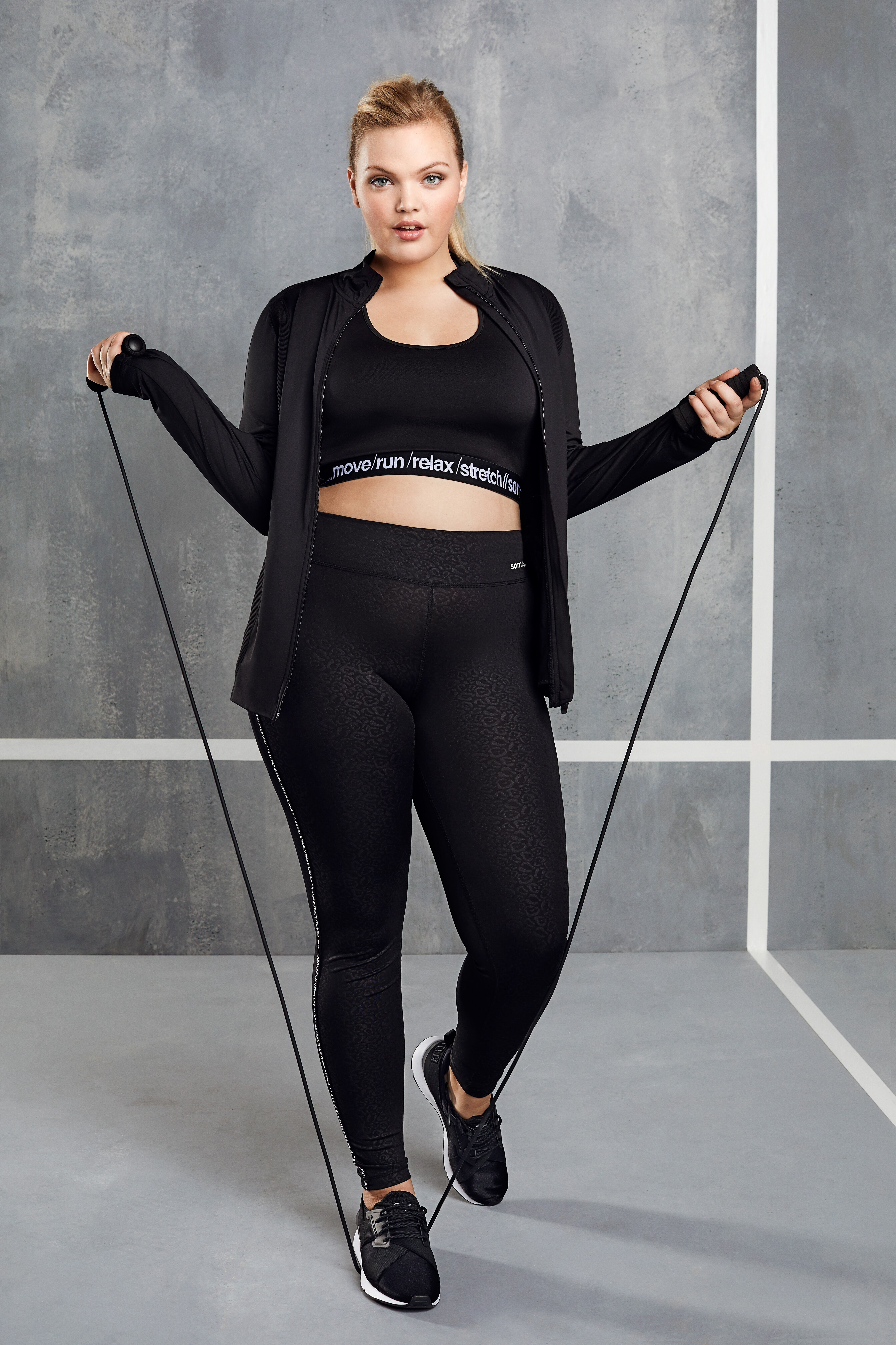 Top deportivo corto  con tirantes cruzados image number 6