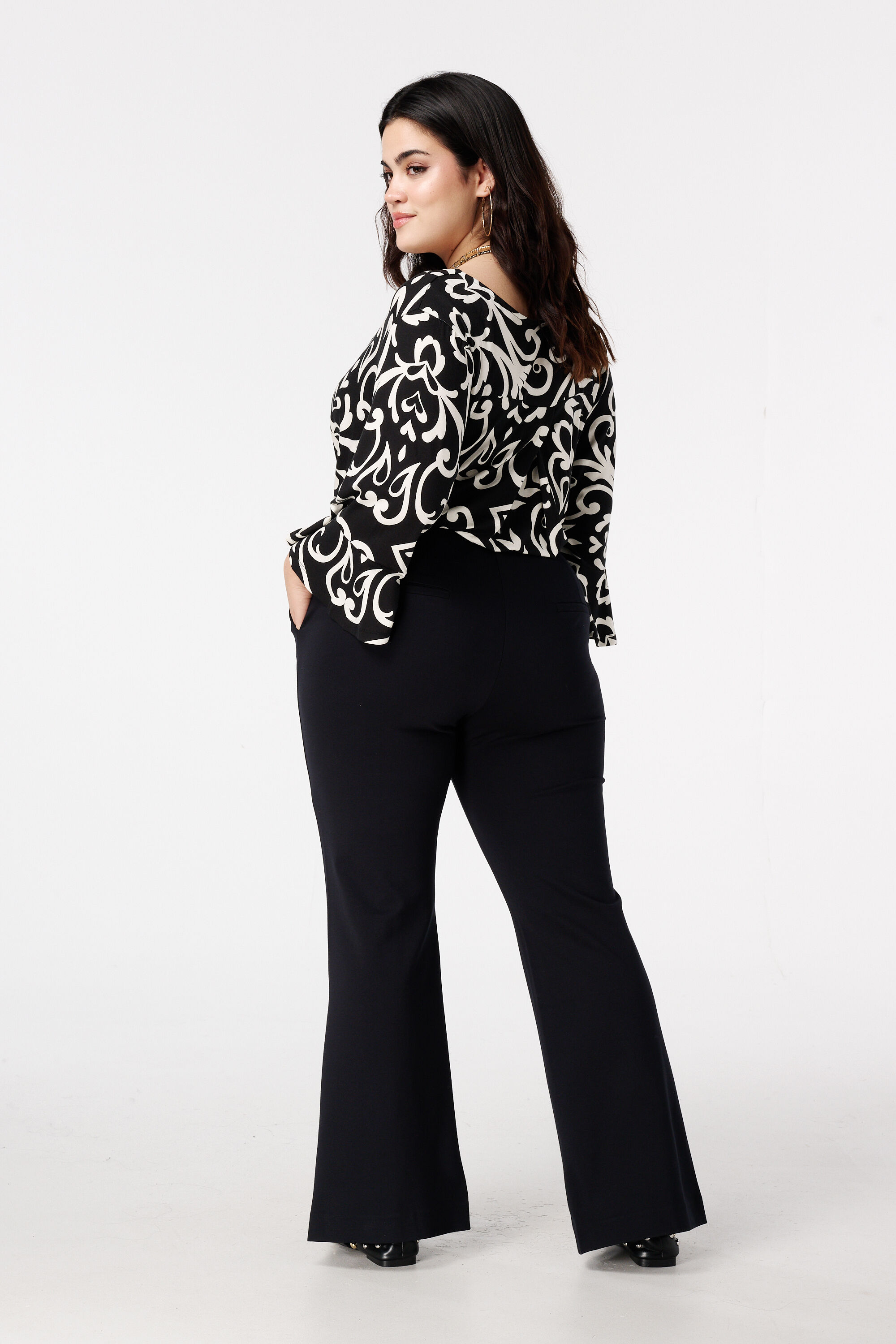 Pantal&oacute;n acampanado con abertura image number 3