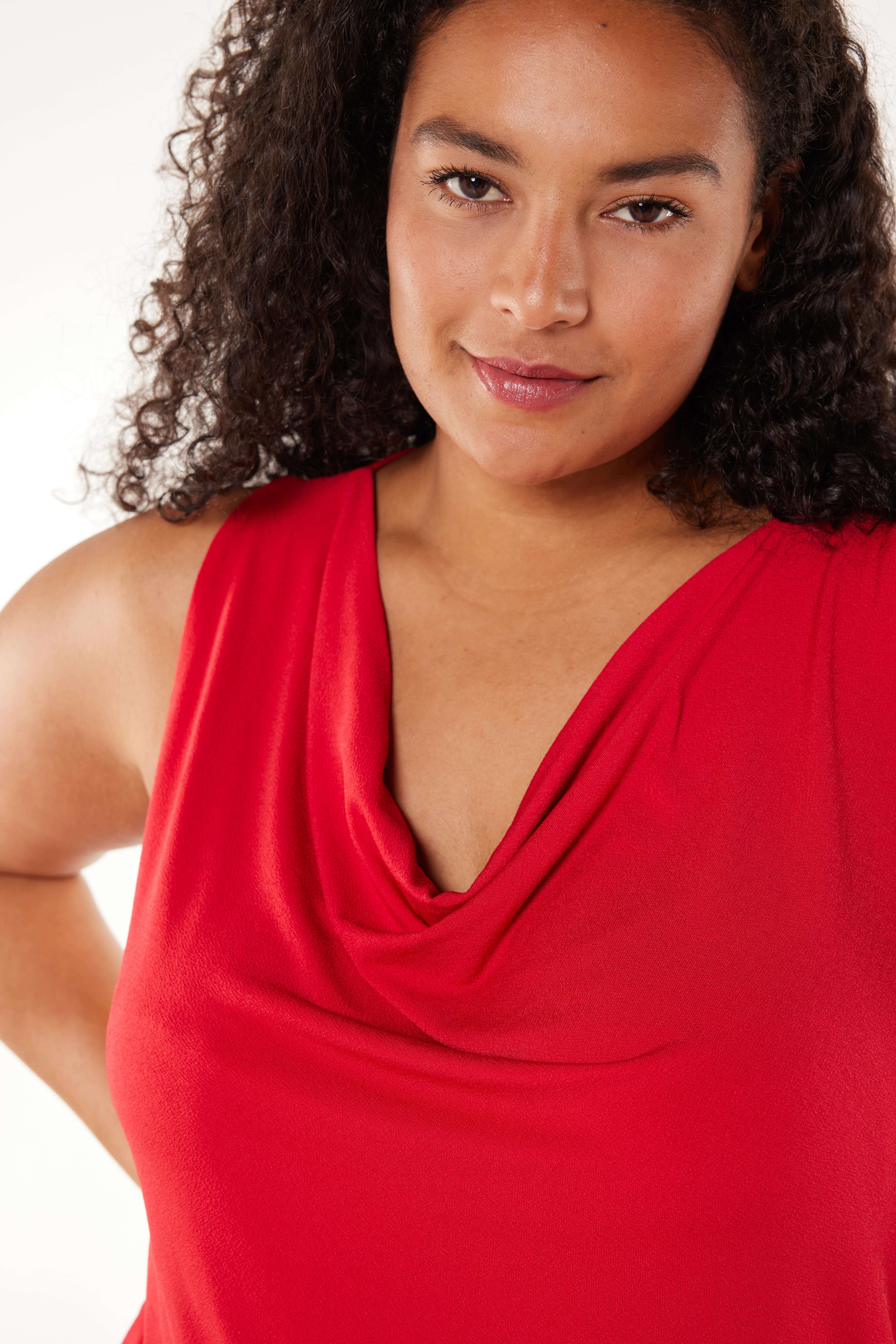 Top cruzado con cuello drapeado image number 4