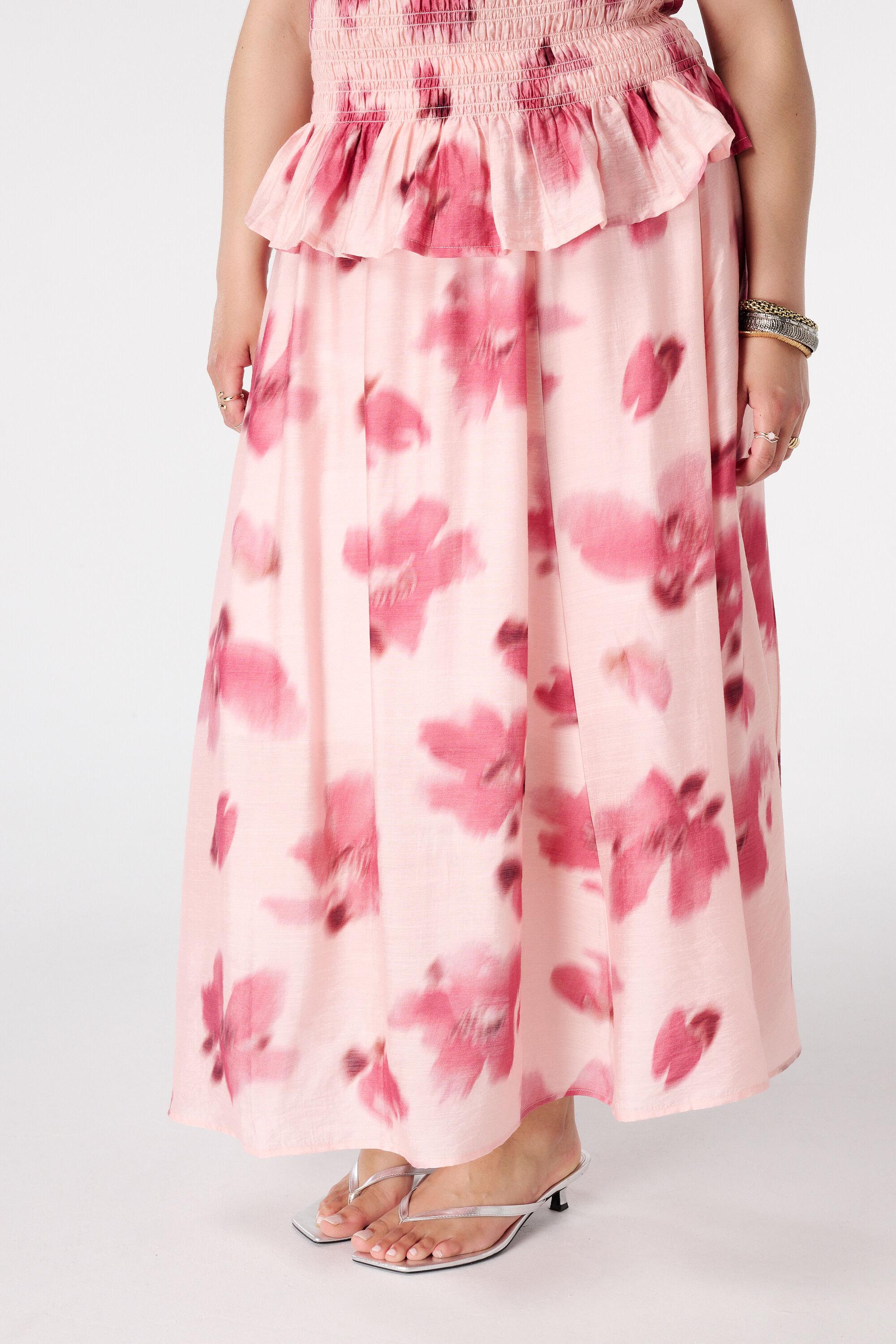 Falda con aspecto satinado y estampado floral image number 5