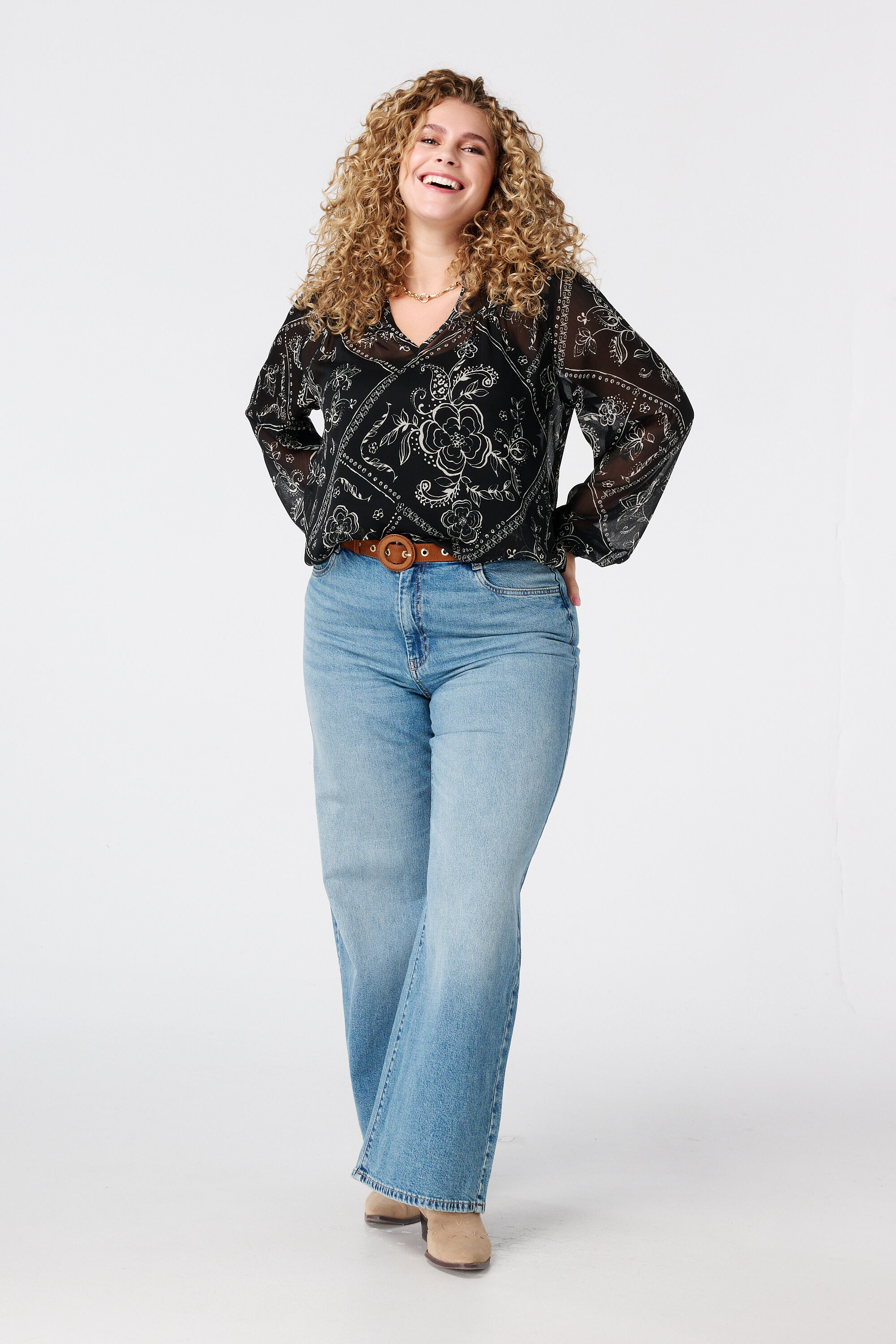 Blusa transparente con estampado image number 5