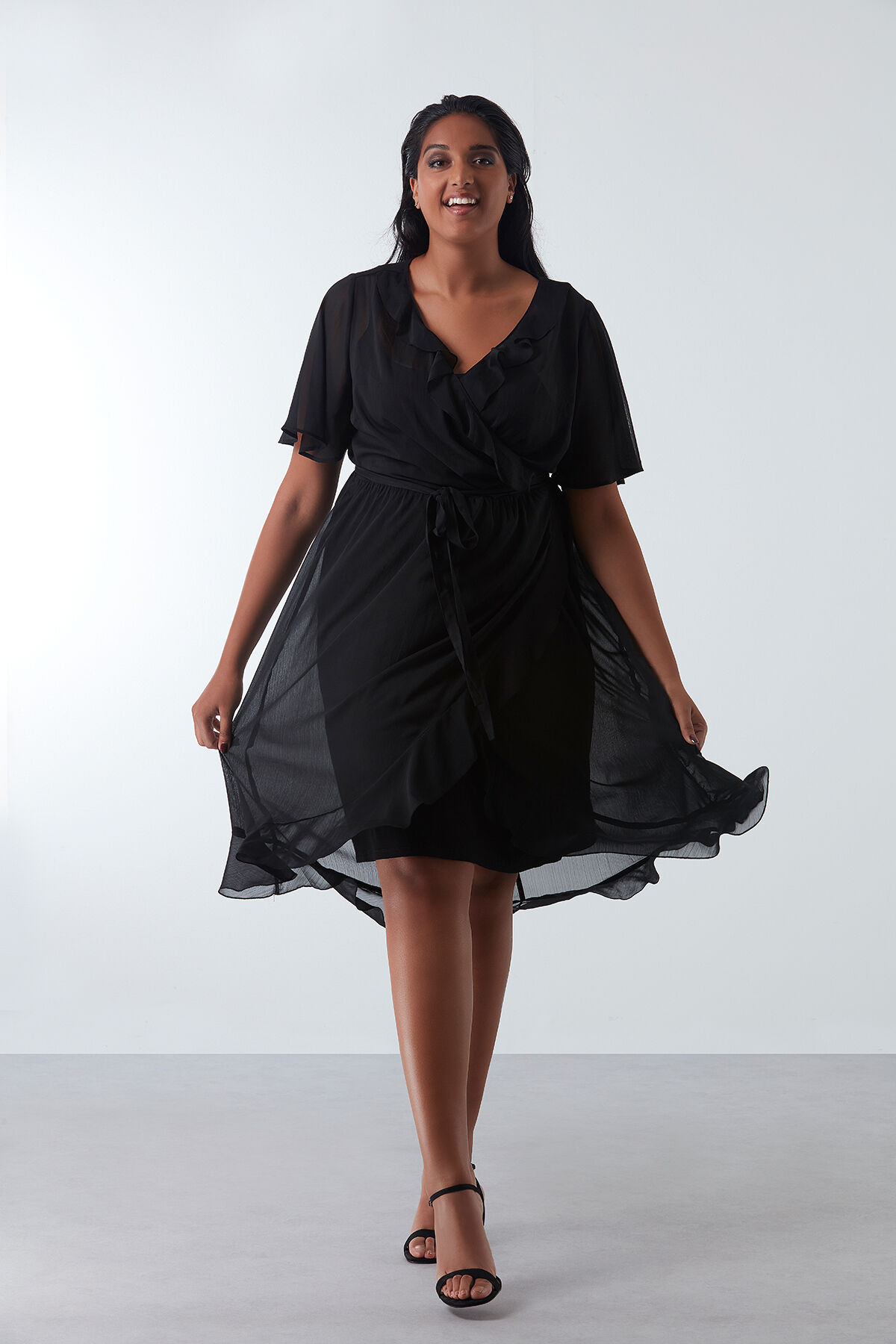 Vestido cruzado con volante image number 6