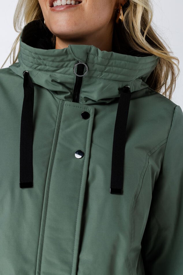 Chaqueta impermeable con capucha image number 4