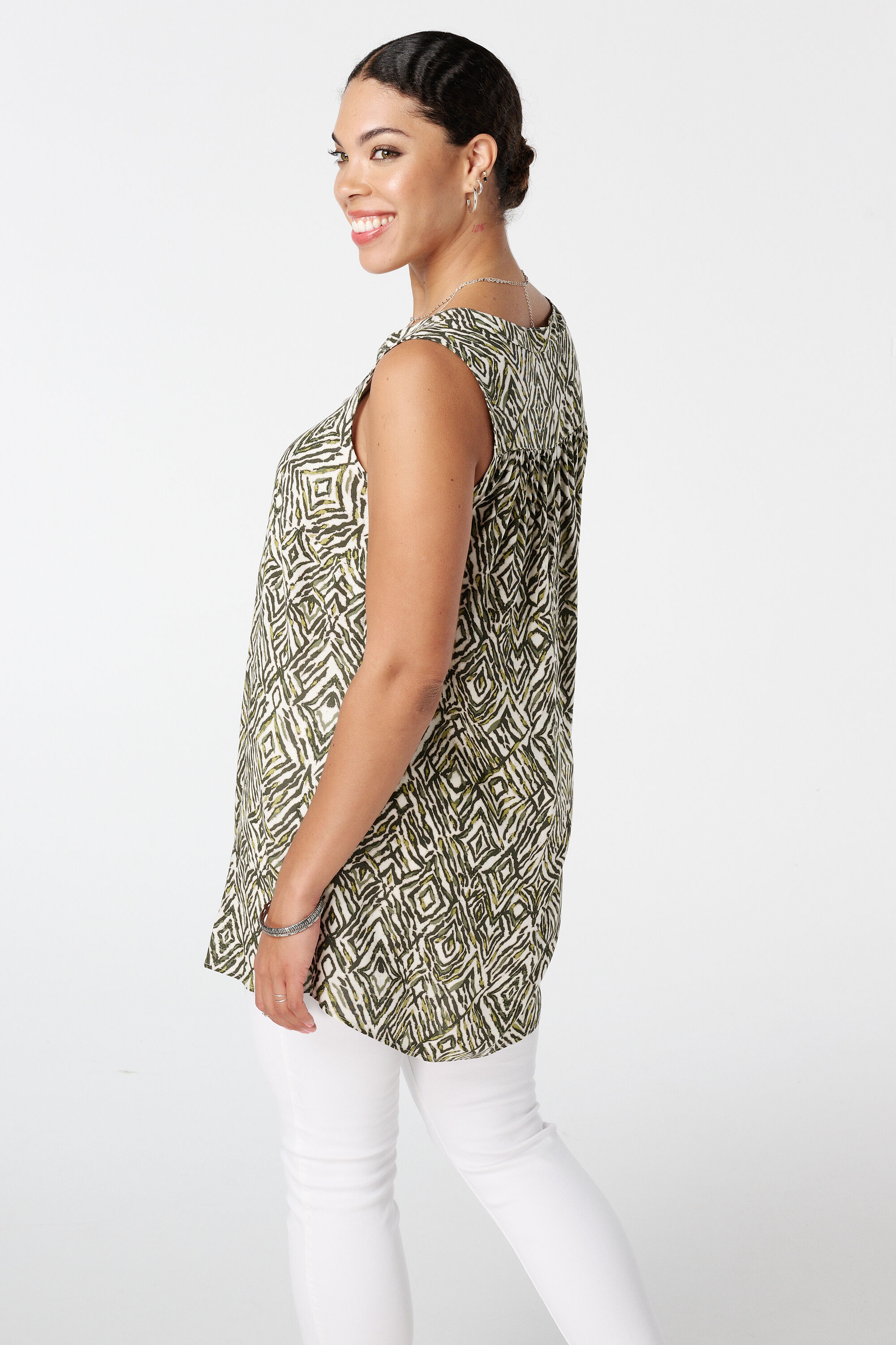 Top con escote en V y estampado image number 3