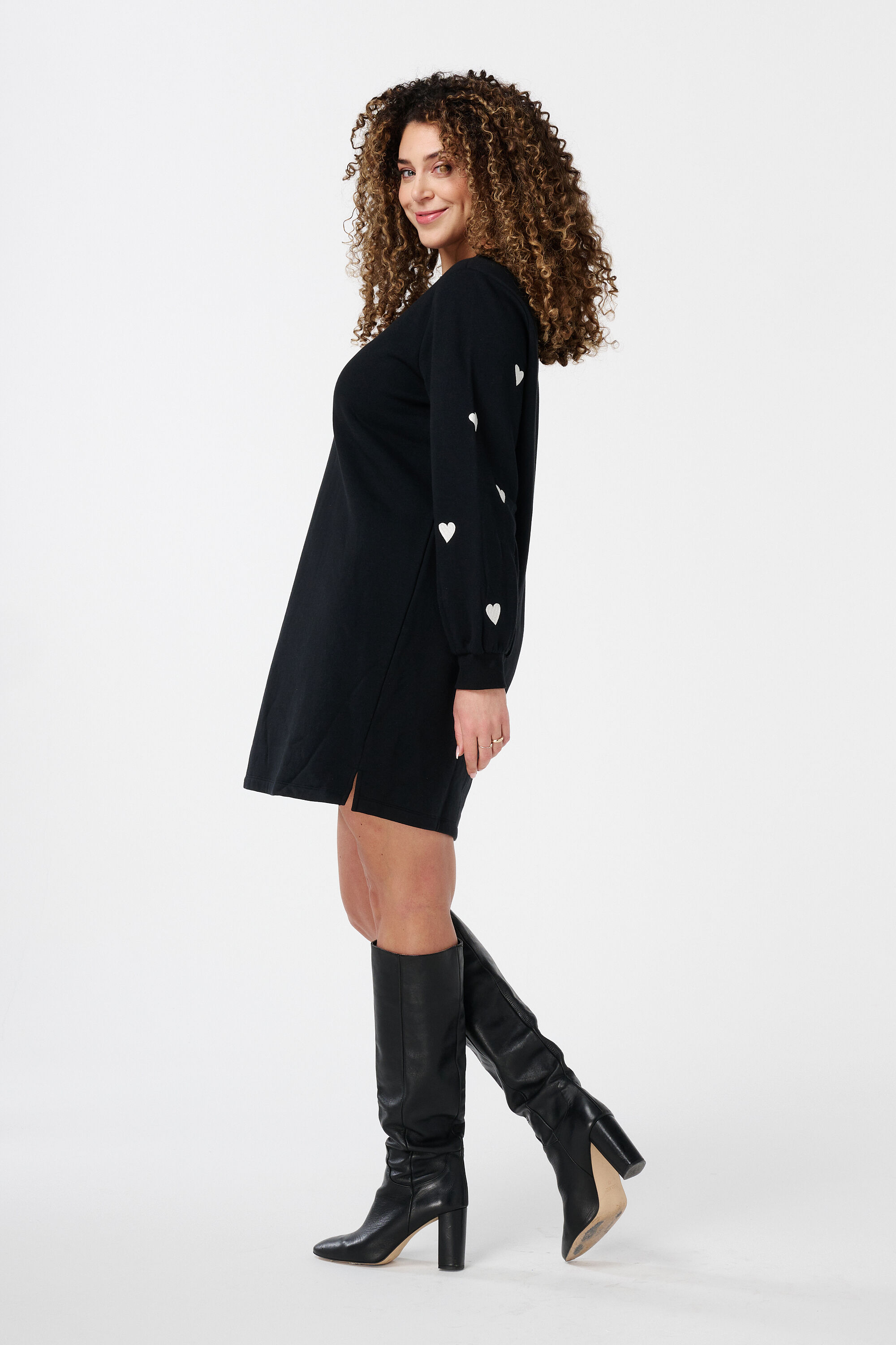 Vestido con corazones como detalle image number 3