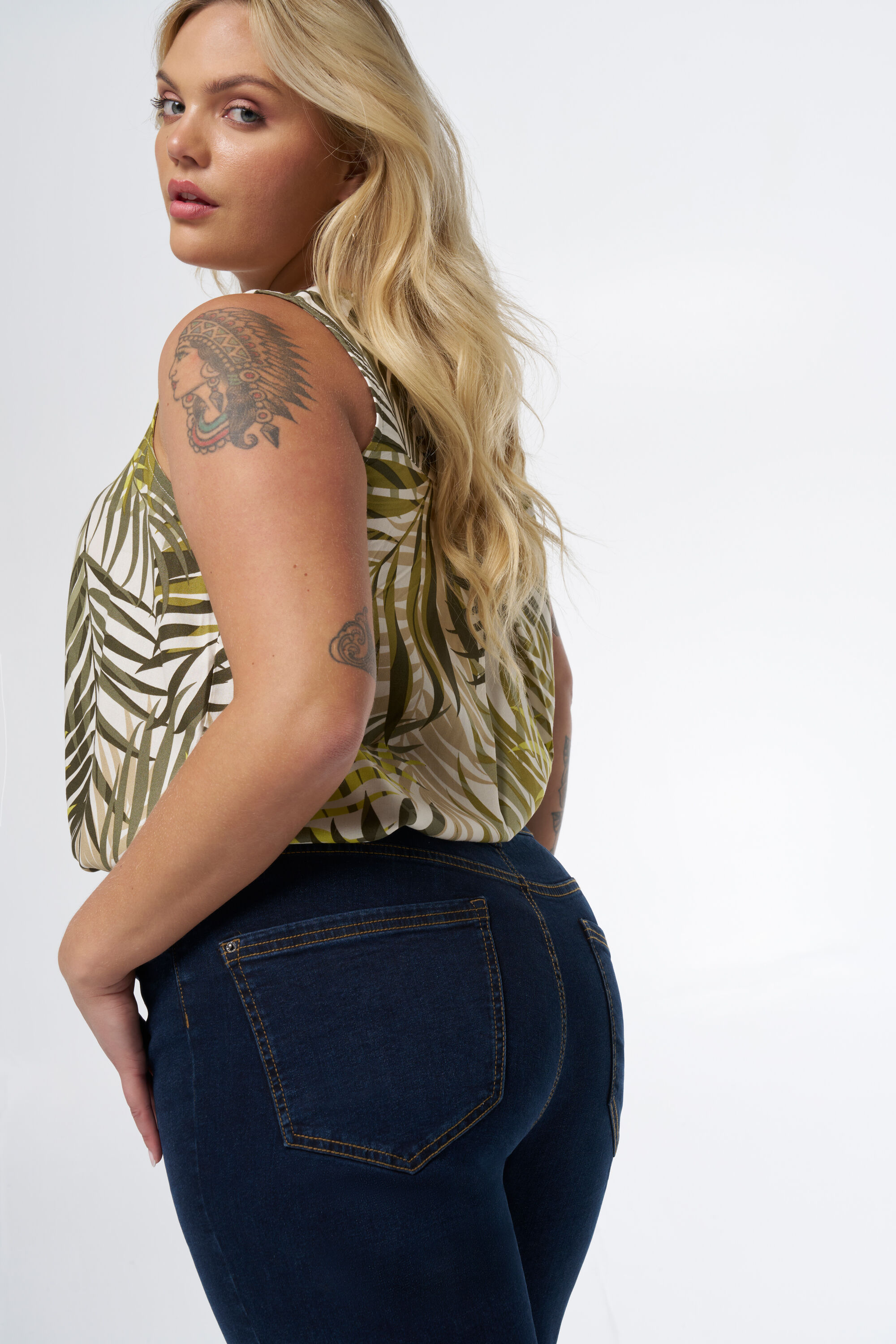 Vaqueros de pierna recta LILY image number 4